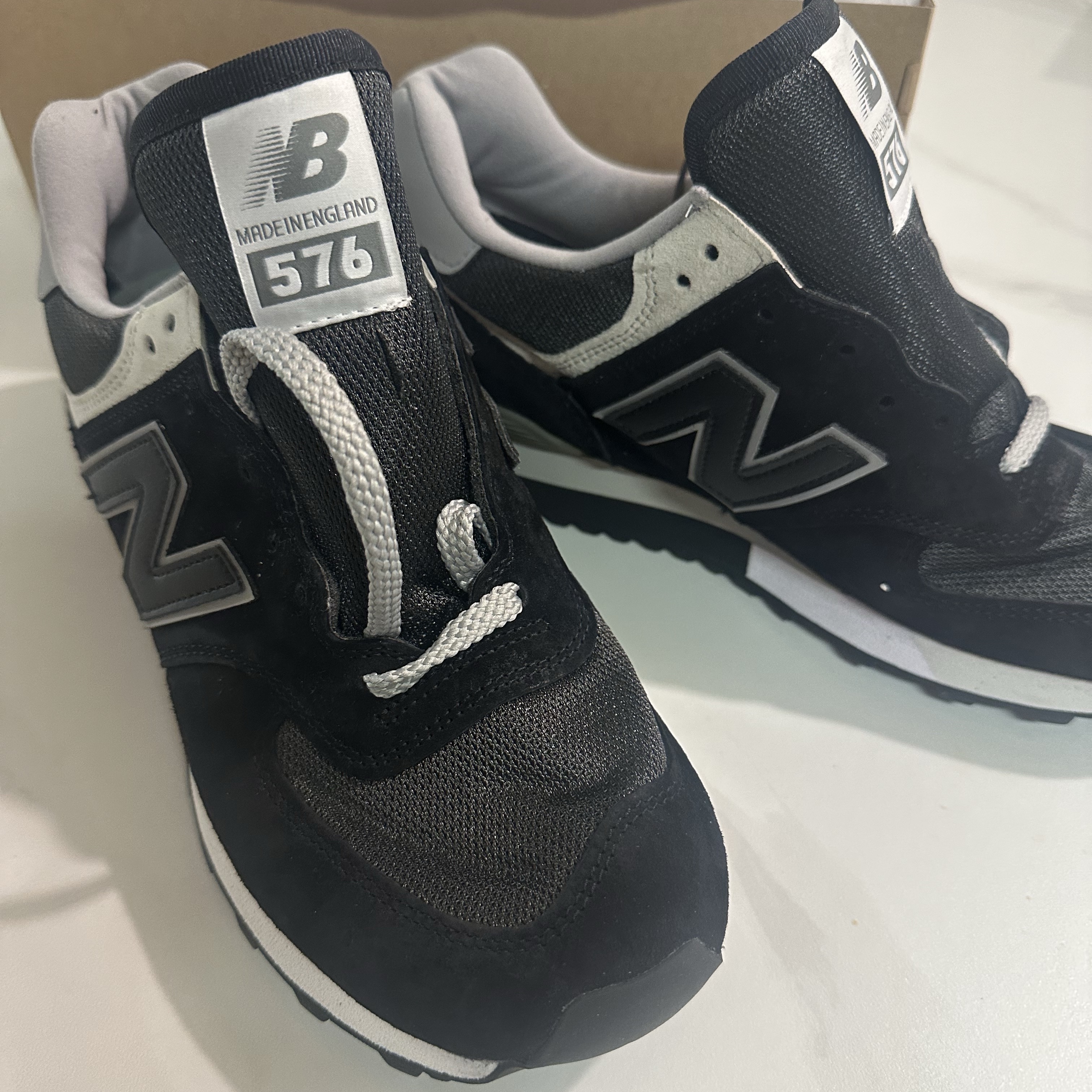 New Balance 576 Made in UK Black Noir 착용 스타일 - 2