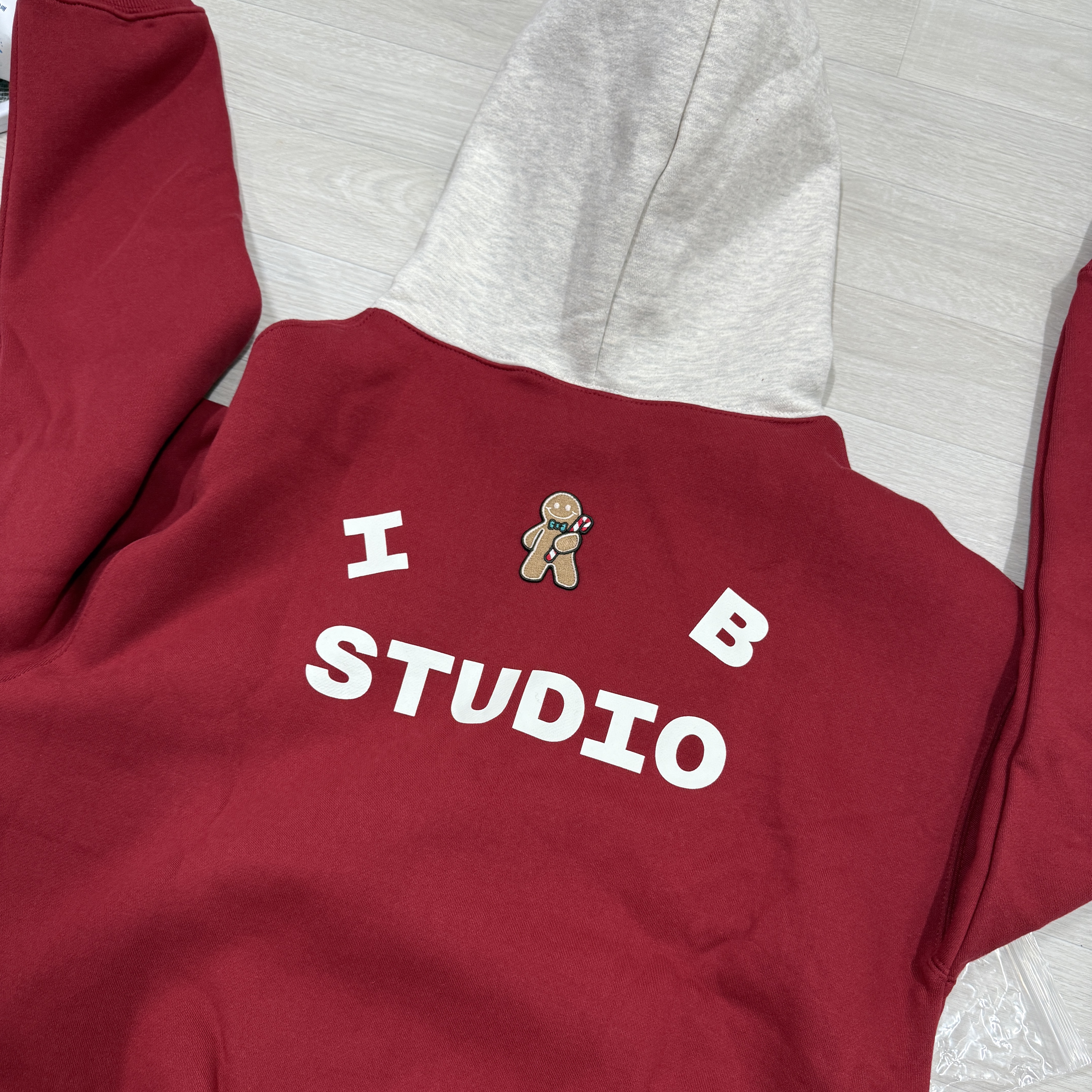 IAB Studio 24 Christmas Hoodie Burgundy Oatmeal 착용 스타일 - 2