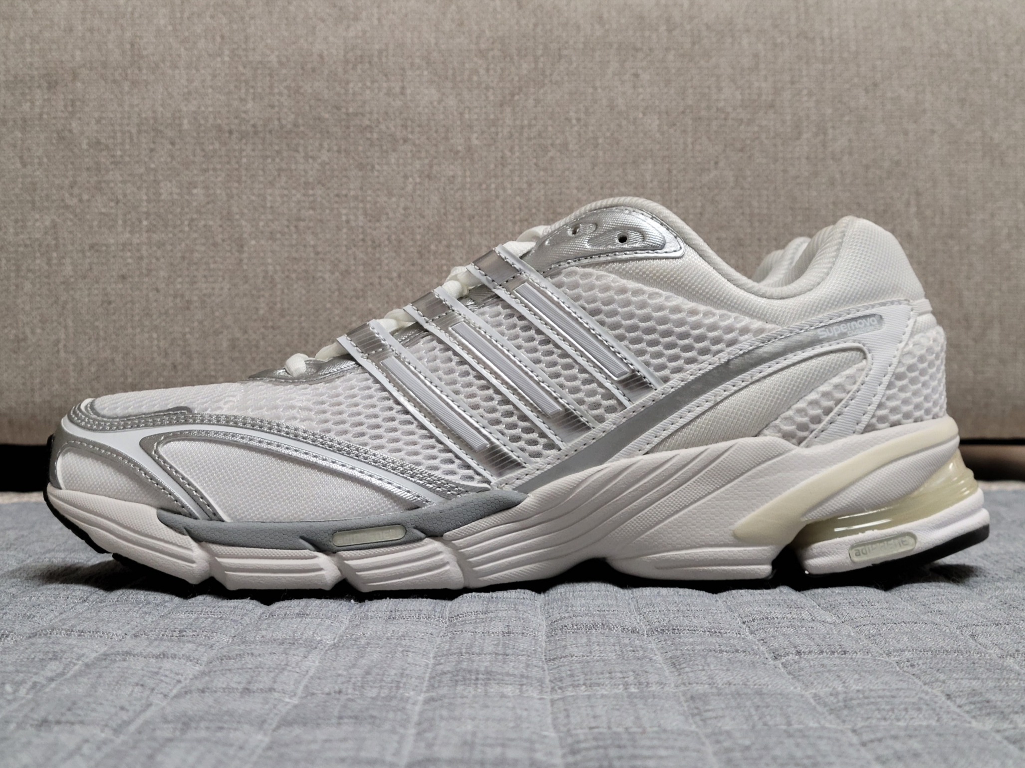 Adidas Supernova Cushion 7 Footwear White Silver Metallic 착용 스타일 - 1