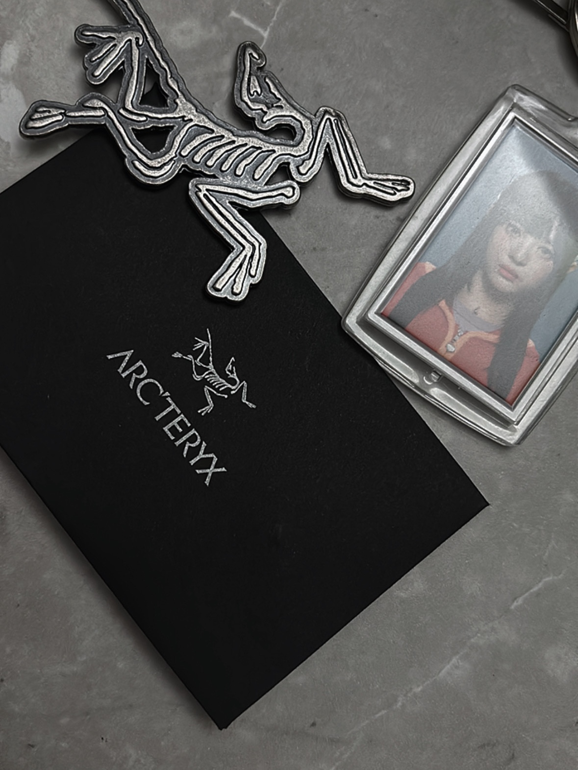 Arc'teryx Keyring Metal 착용 스타일