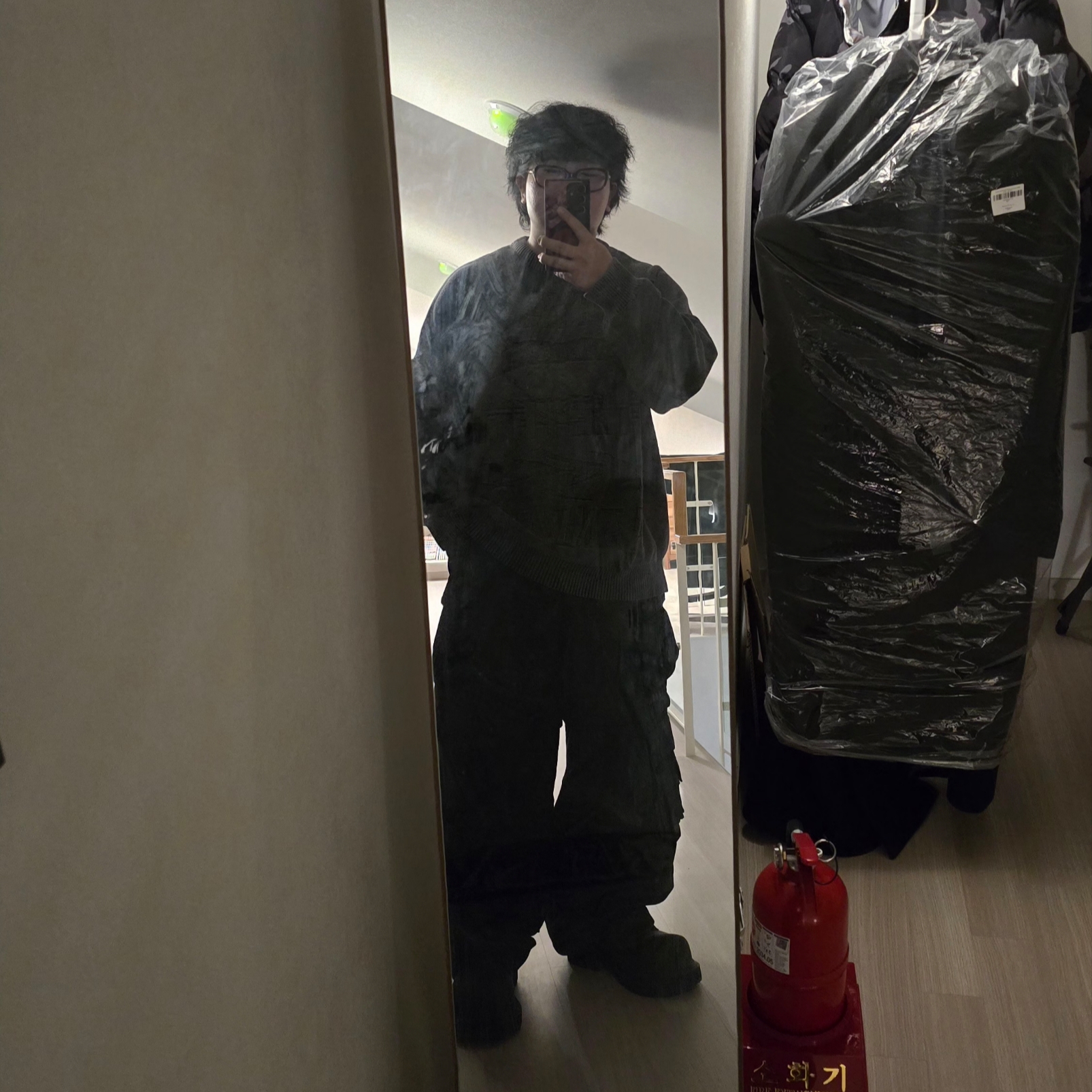 Balenciaga Steroid Derby Black, Project G/R Oversized Convertible Cargo Pants Coated Black 착용 스타일 - 3