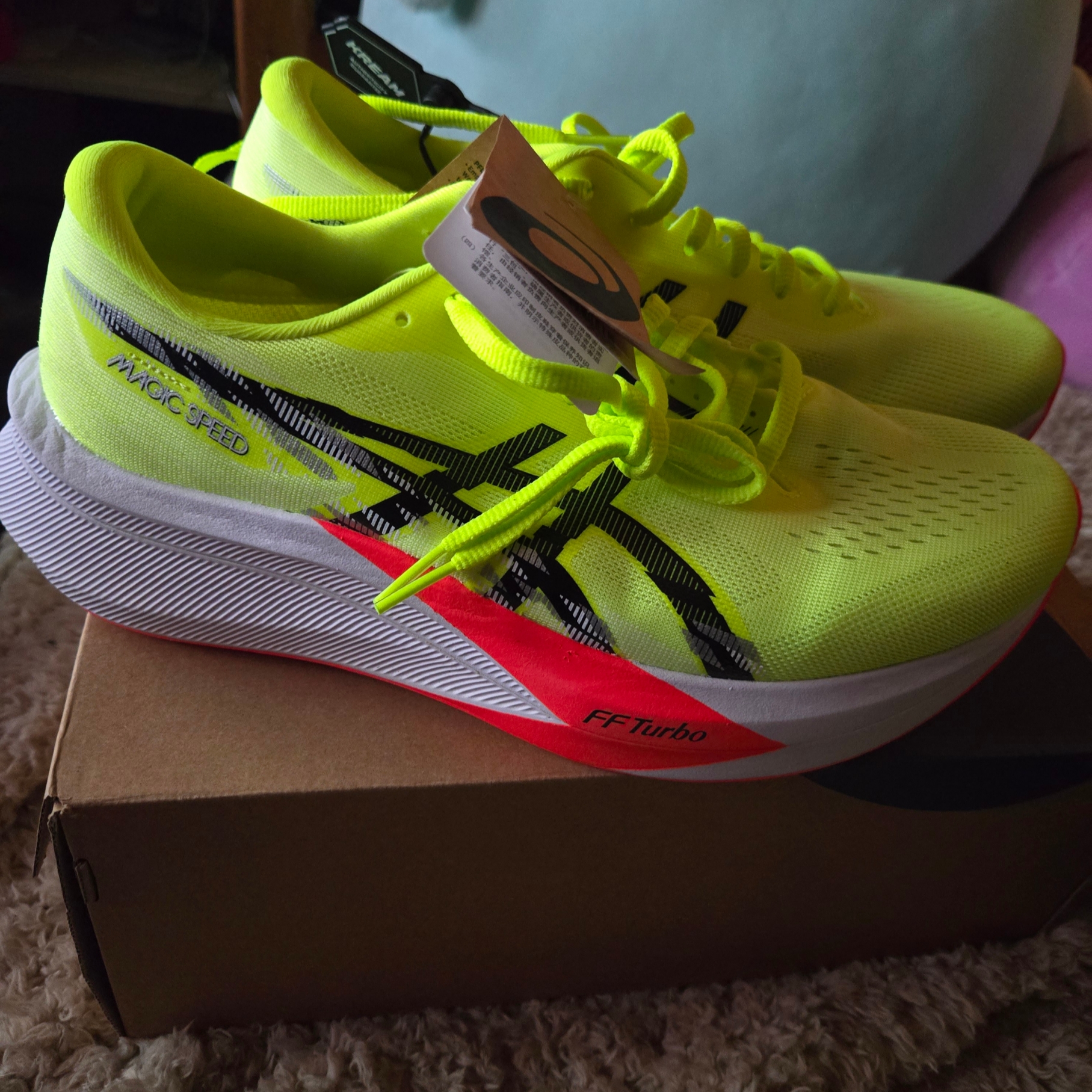 Asics Magic Speed 4 Safety Yellow Black - 2E Wide 착용 스타일