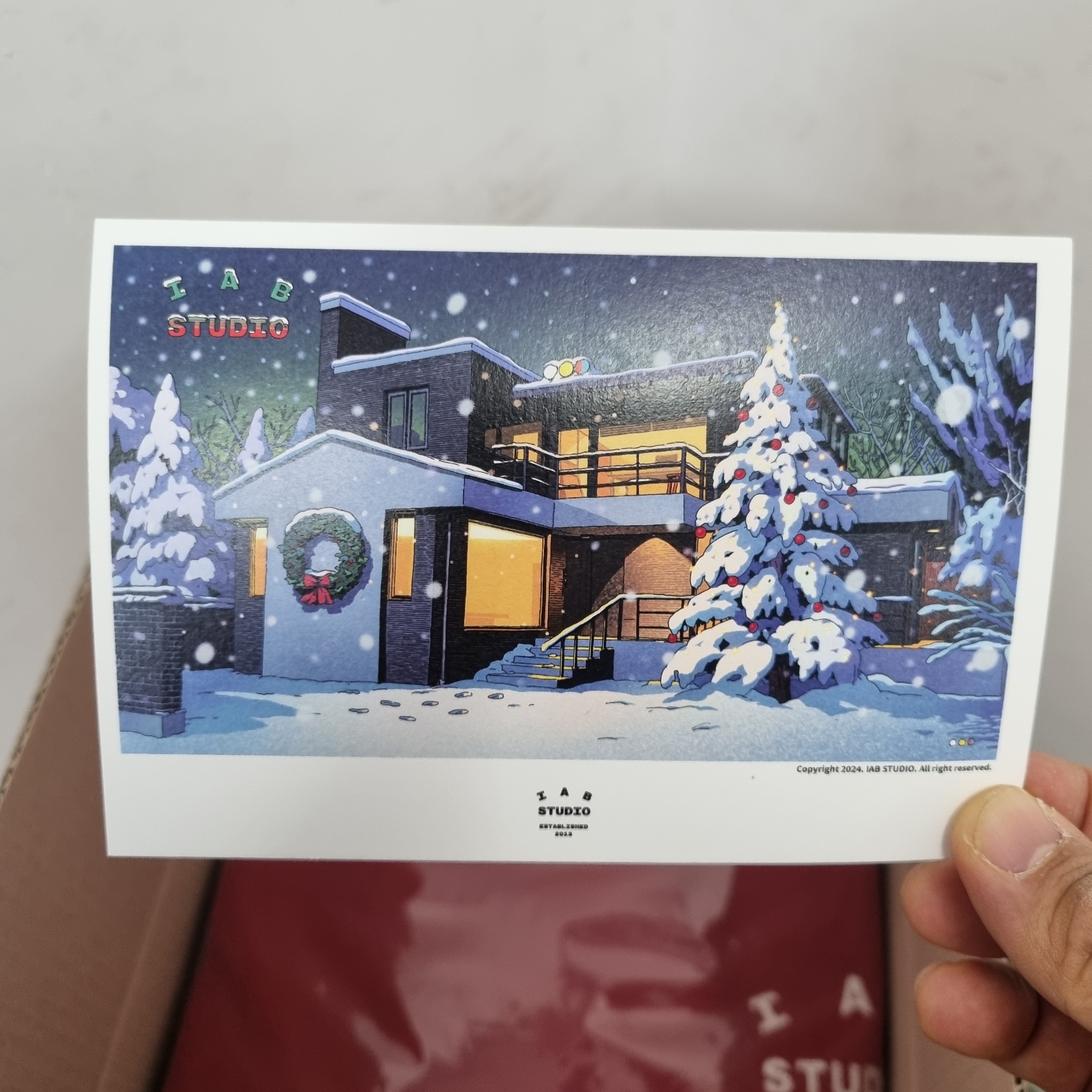IAB Studio 24 Christmas Hoodie Burgundy Oatmeal 착용 스타일 - 3
