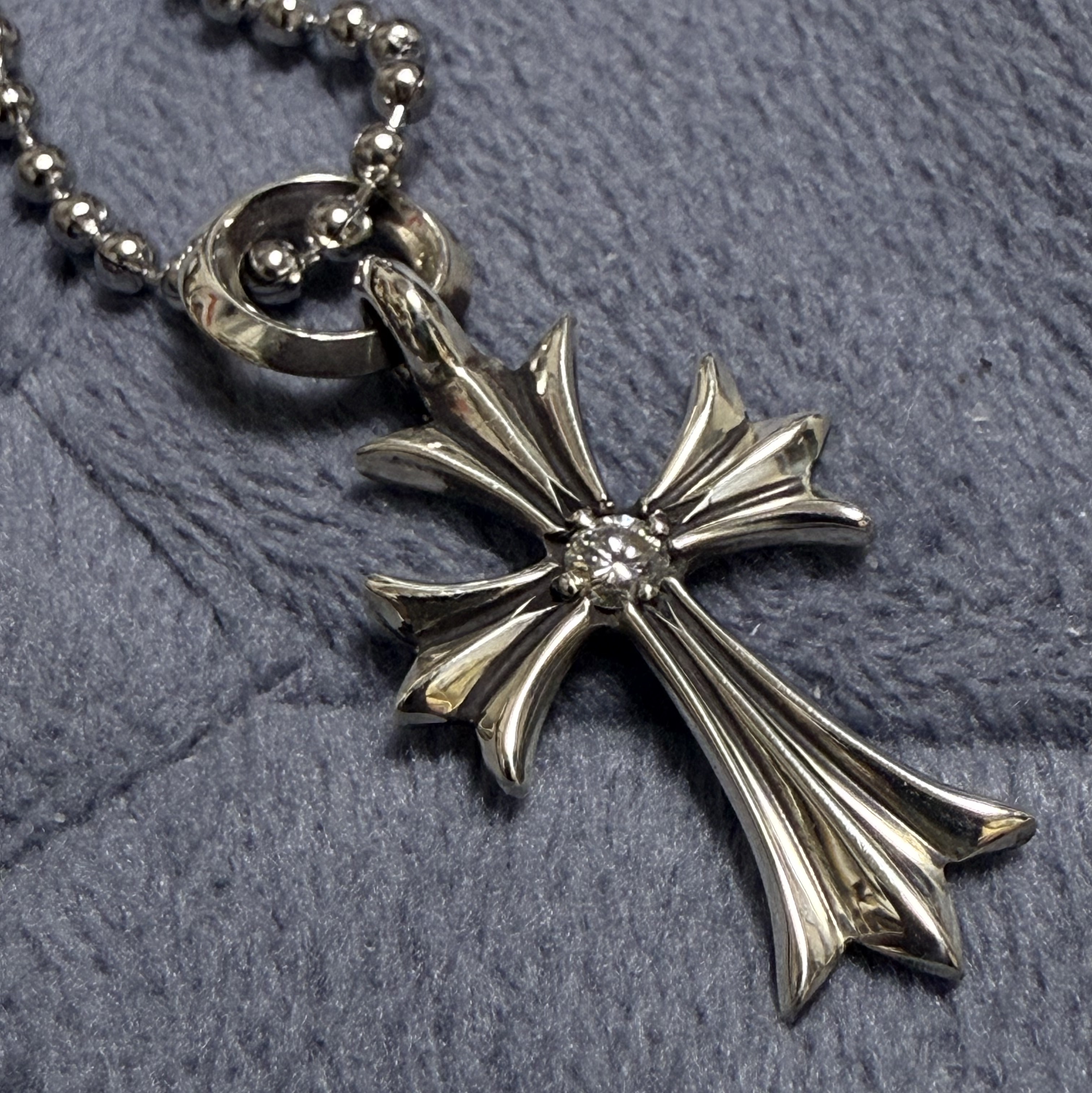 Hansroom Chrome Hearts Tiny Cross Charm 1P Dia 착용 스타일 - 1