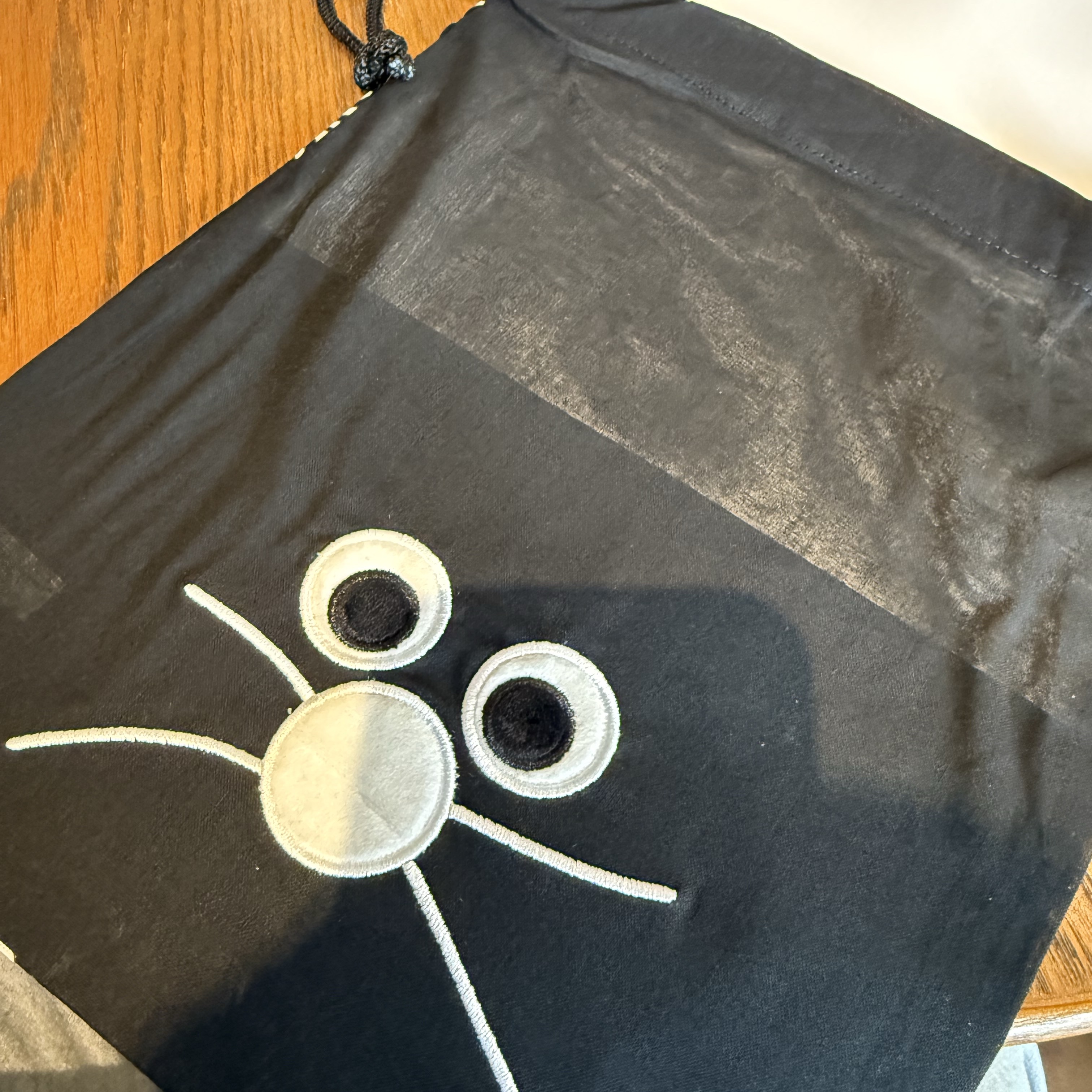 Monamhee x Peaceminusone Gift Drawstring Bag 착용 스타일 - 2