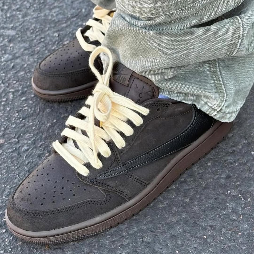 Jordan 1 x Travis Scott Retro Low OG SP Velvet Brown and Dark Mocha 착용 스타일 - 1