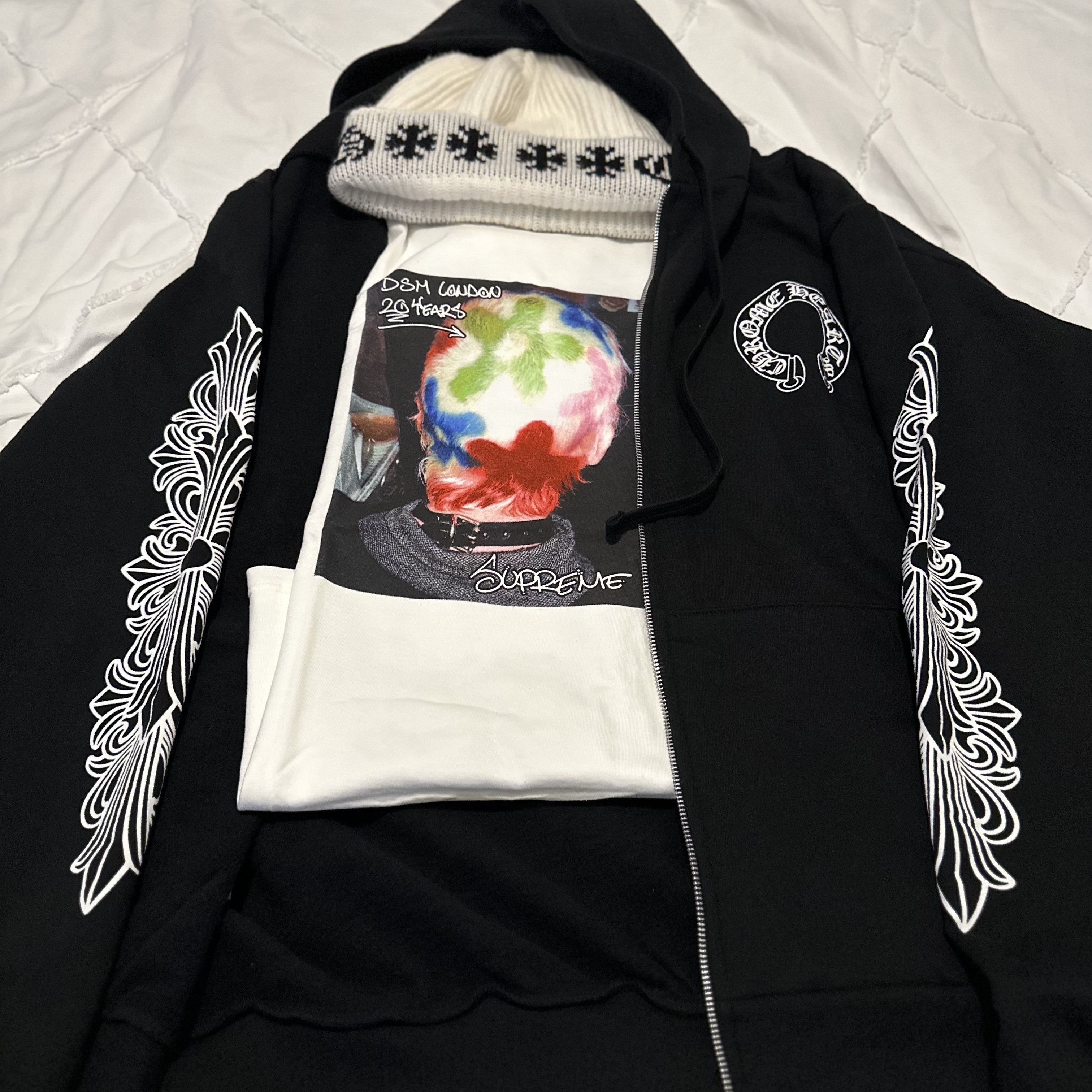 Supreme x DSML 20th Anniversary T-Shirt White, Chrome Hearts Horseshoe Floral Fleece Zip-Up Hoodie Black 착용 스타일 - 2
