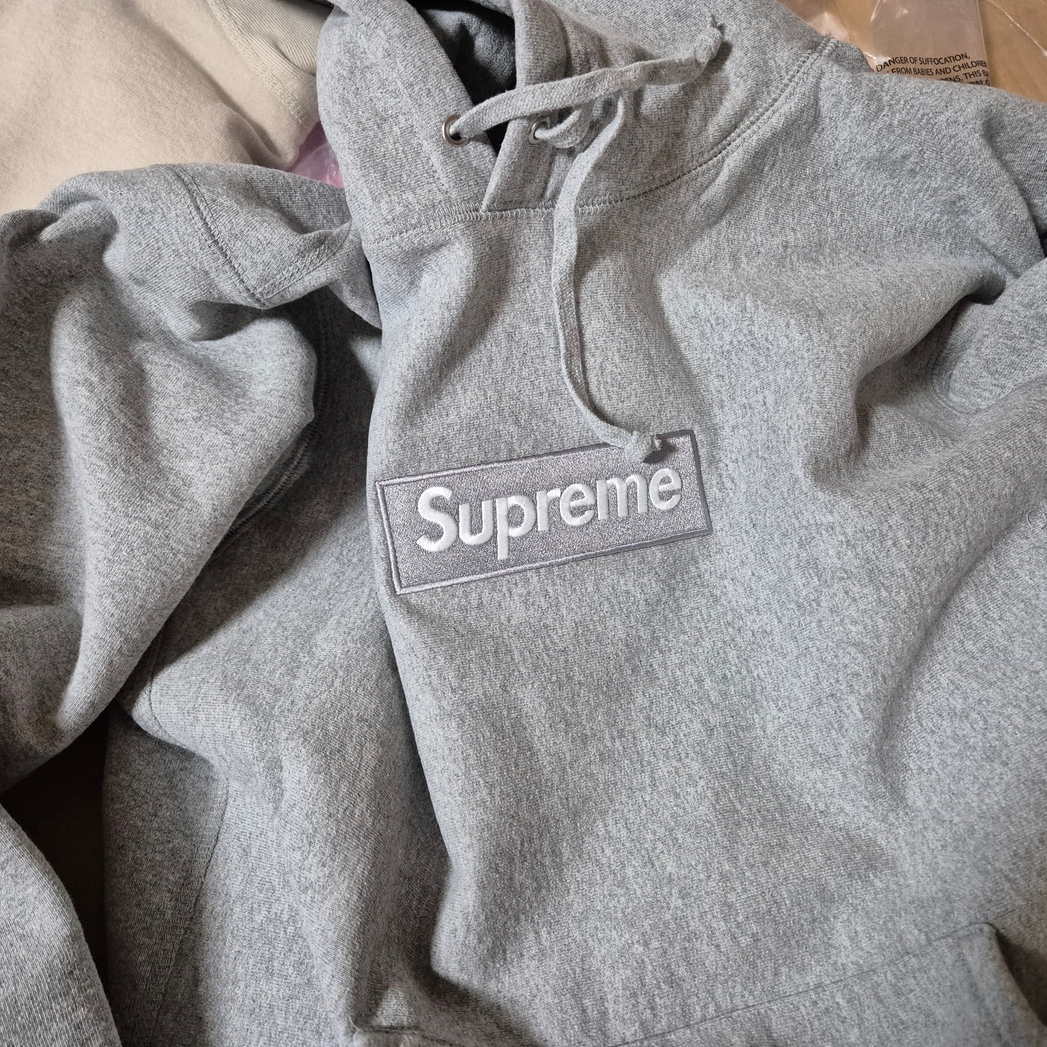 Supreme Box Logo Hooded Sweatshirt Navy - 24FW, Supreme Box Logo Hooded Sweatshirt Heather Grey - 24FW 착용 스타일 - 2