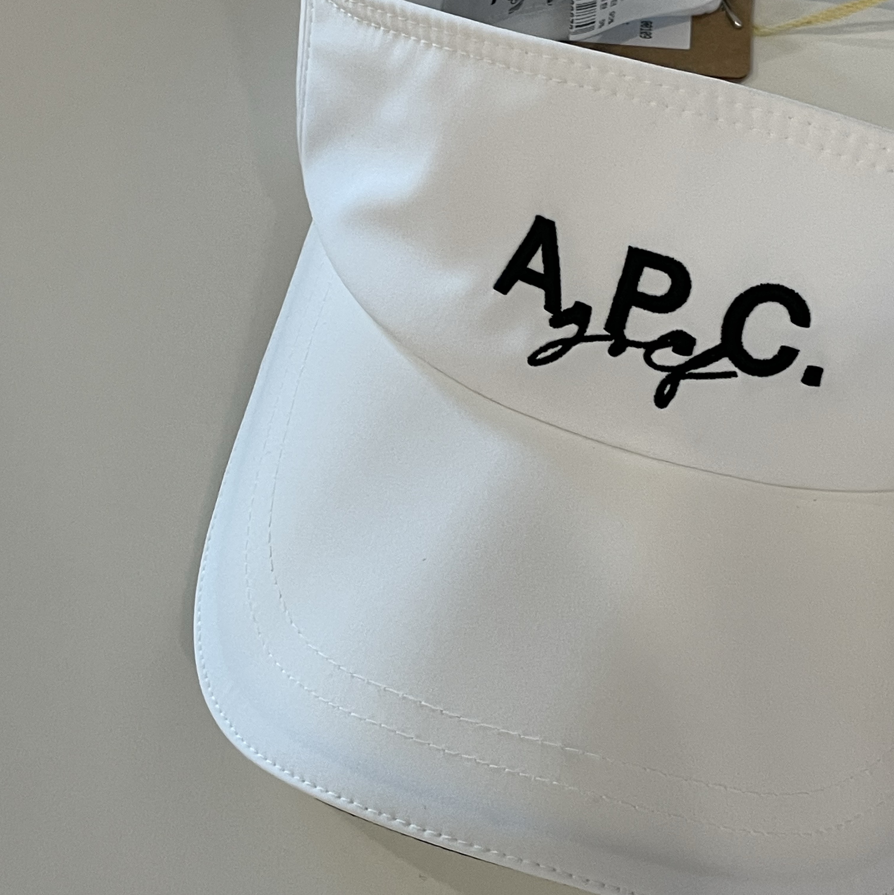 A.P.C. Golf Saint-Denis Sun Visor White 착용 스타일