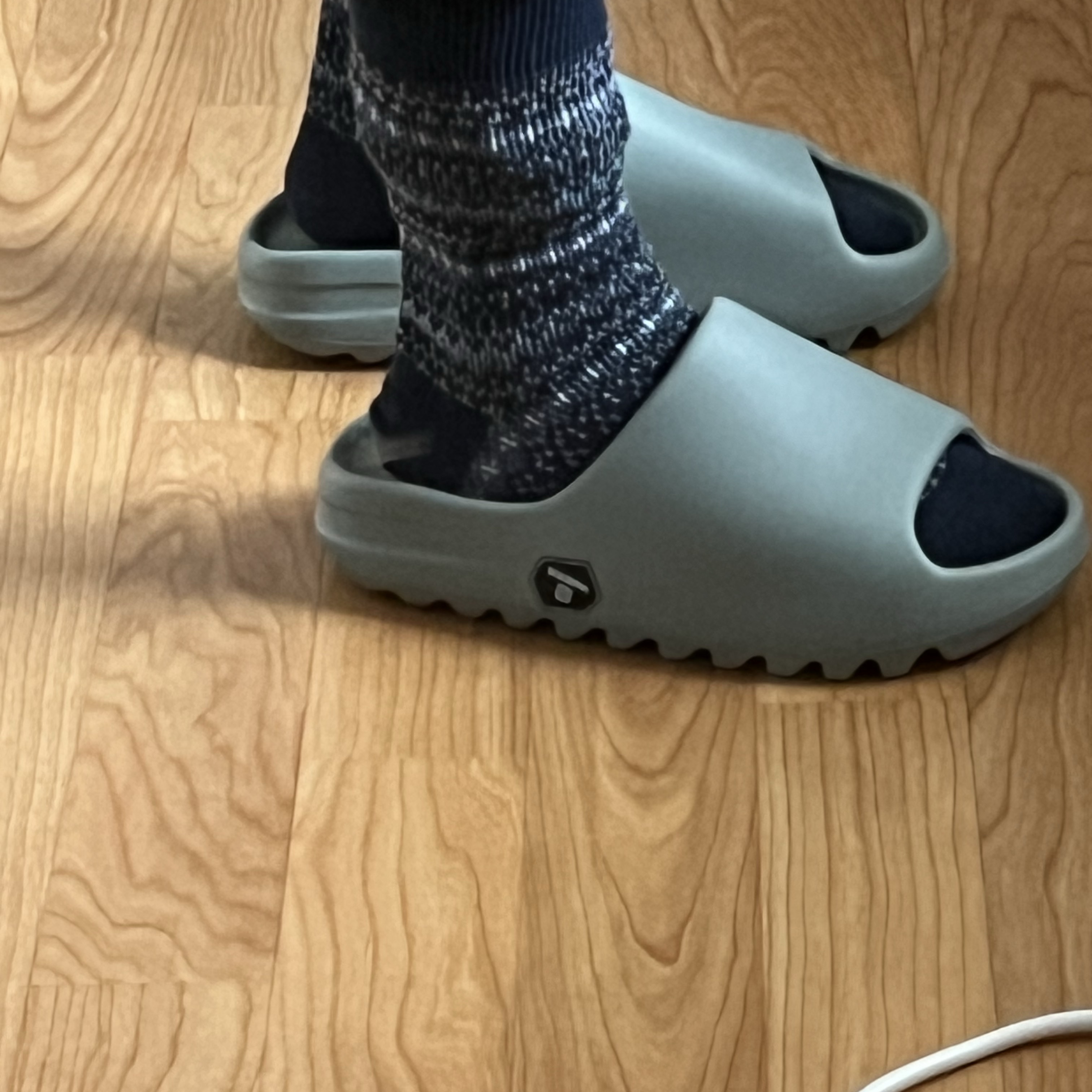 Adidas Yeezy Slide Salt, Adidas Yeezy Slide Dark Onyx 2024 착용 스타일 - 2