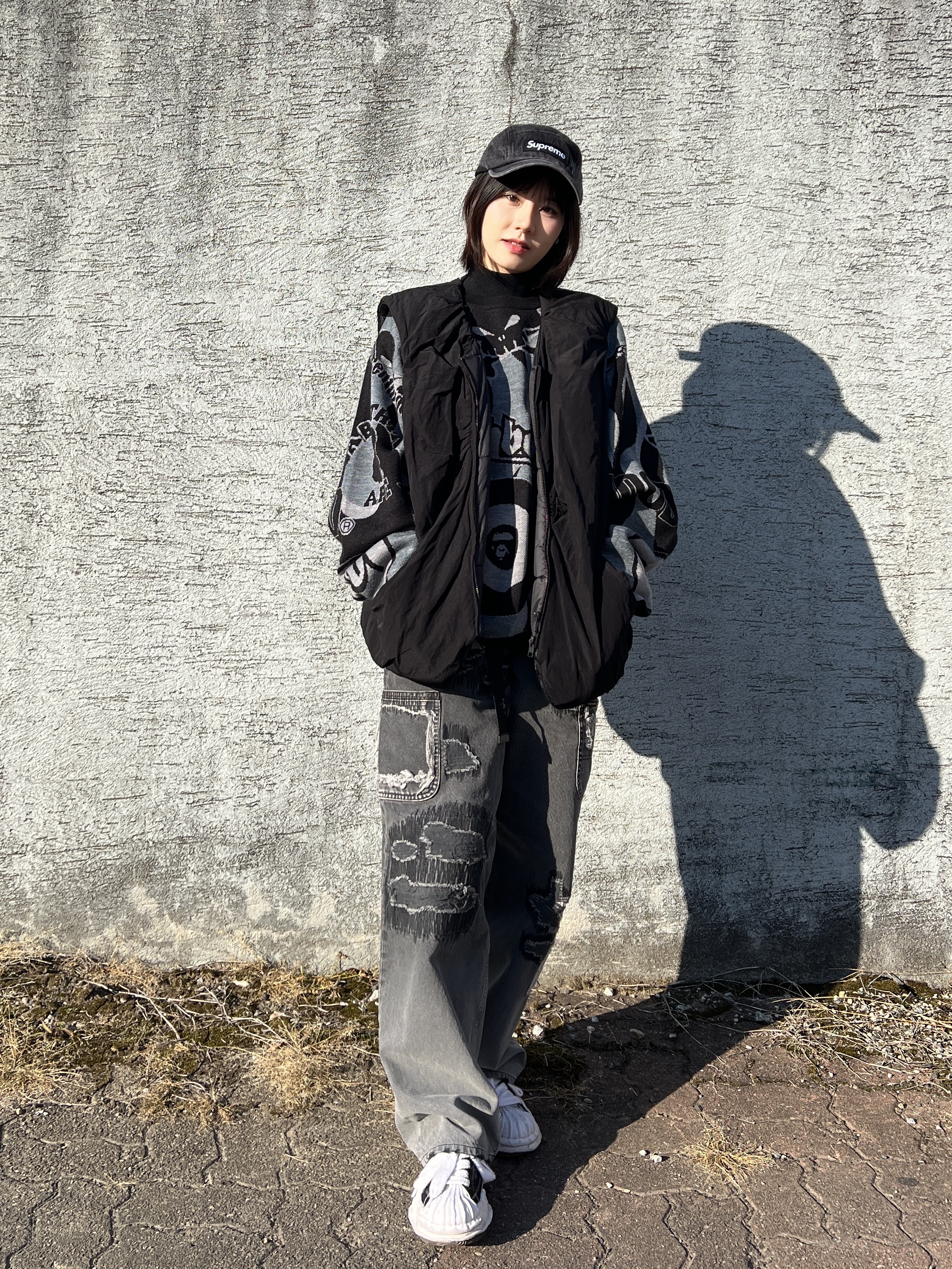 BAPE x Neighborhood Relaxed Fit Knit Black, Supreme x Blackmeans Mended Loose Fit Jean Washed Black - 23FW 착용 스타일 - 1
