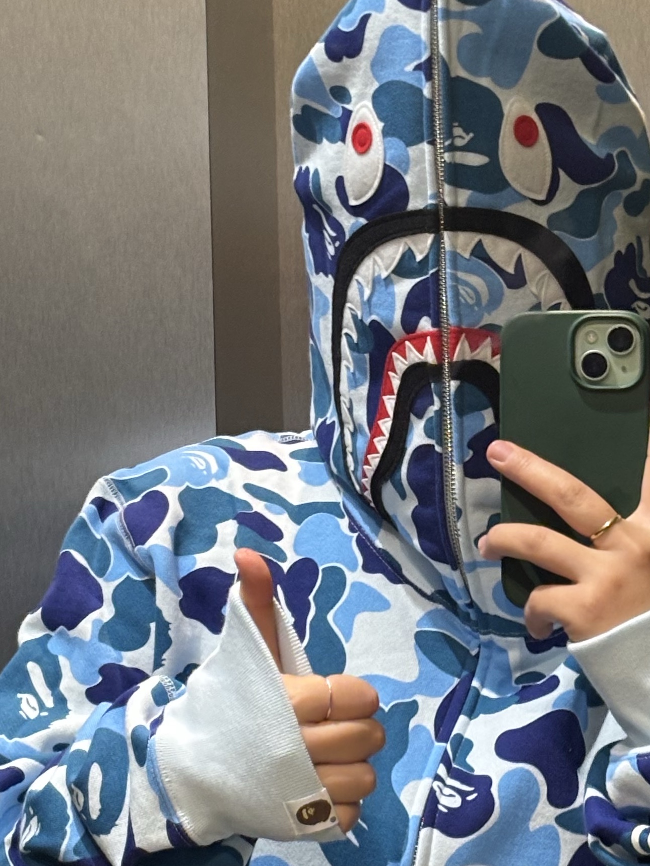 BAPE ABC Camo Shark Full Zip Hoodie Blue 착용 스타일 - 4