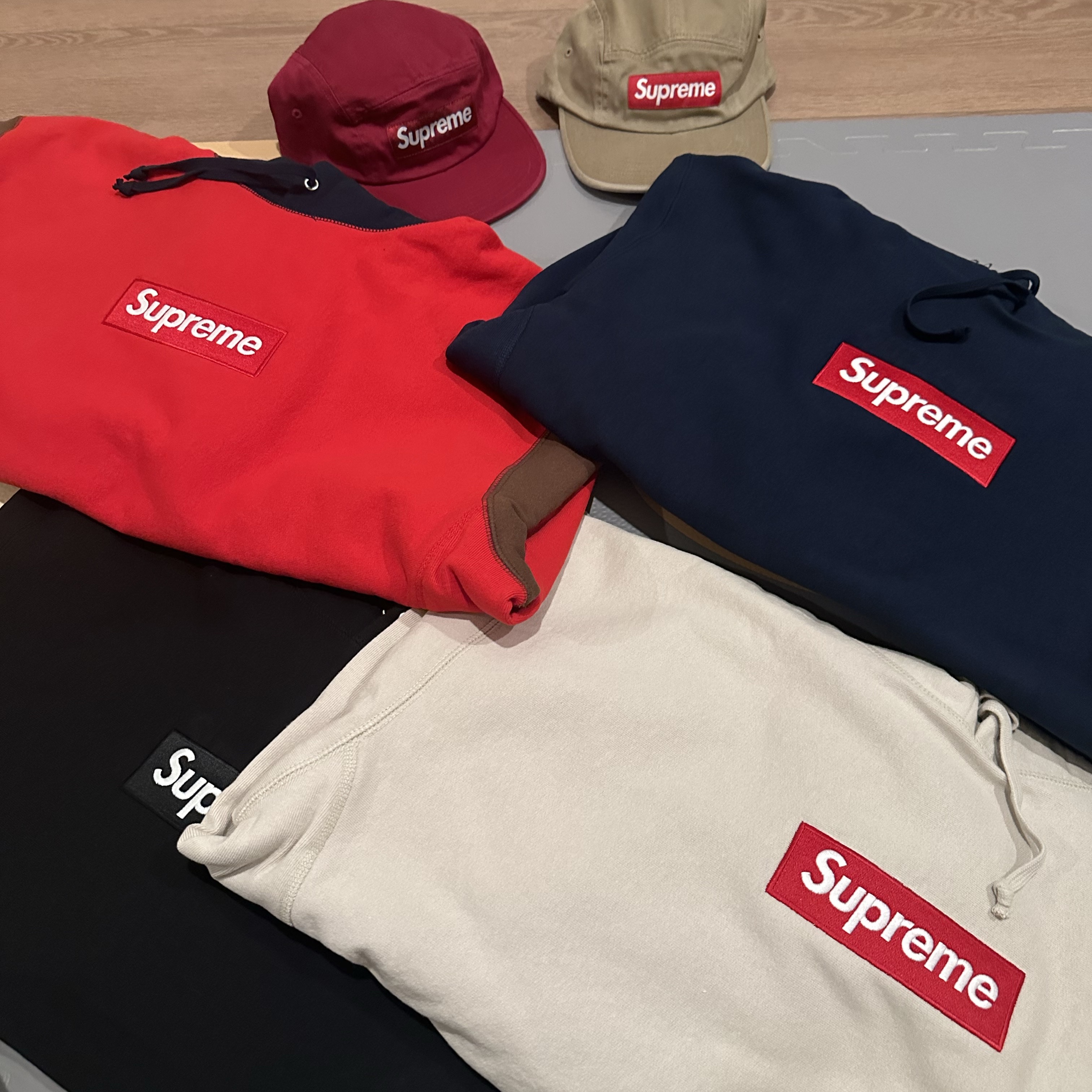 Supreme Box Logo Hooded Sweatshirt Navy - 24FW, Supreme Box Logo Hooded Sweatshirt Black - 24FW 착용 스타일 - 8