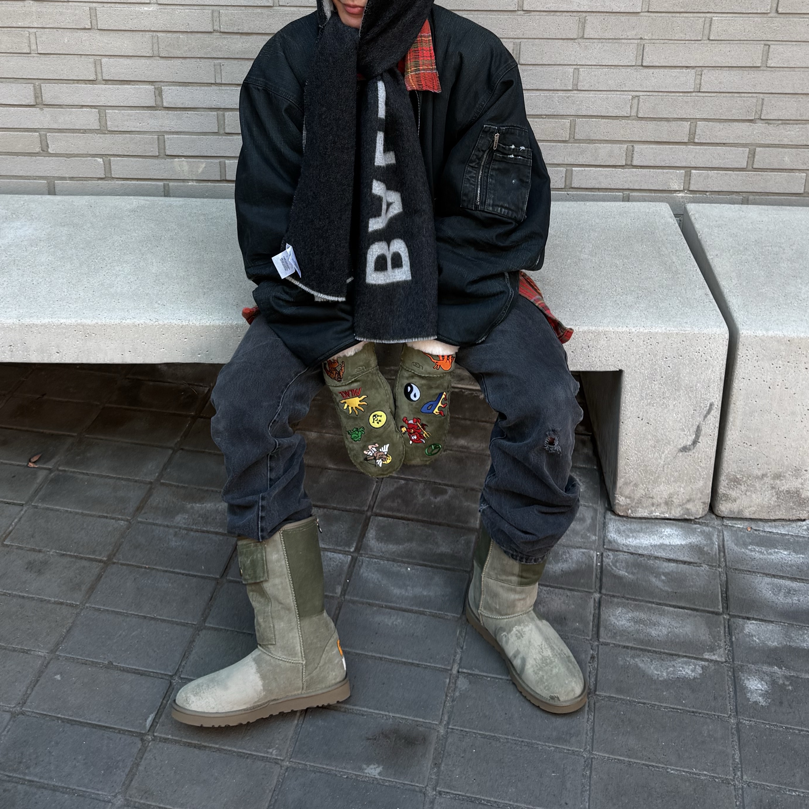UGG x Palace Sheepskin Mitten Burnt Olive 착용 스타일 - 5