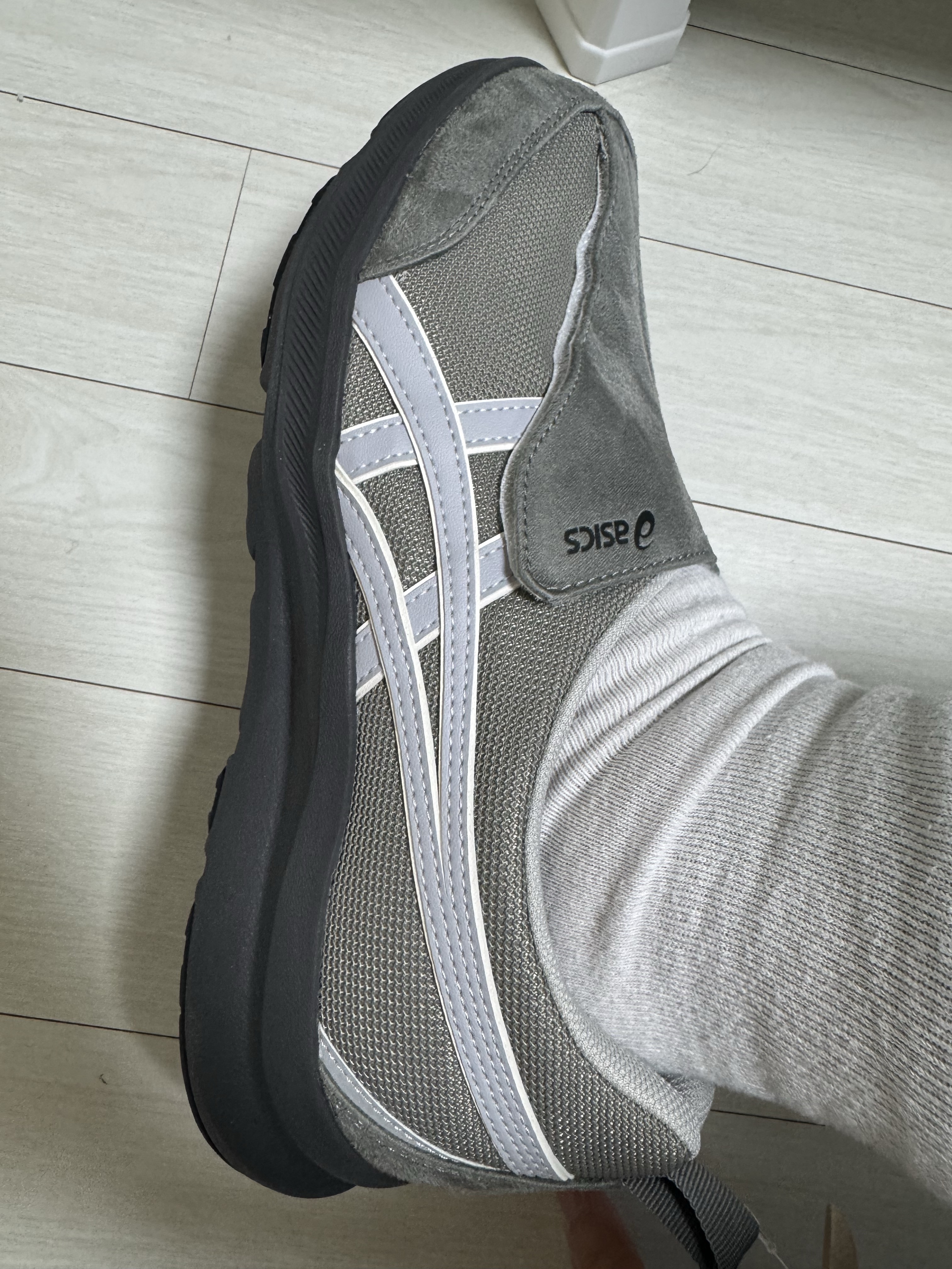 Asics Life Walker 010 Grey - 3E Wide 착용 스타일