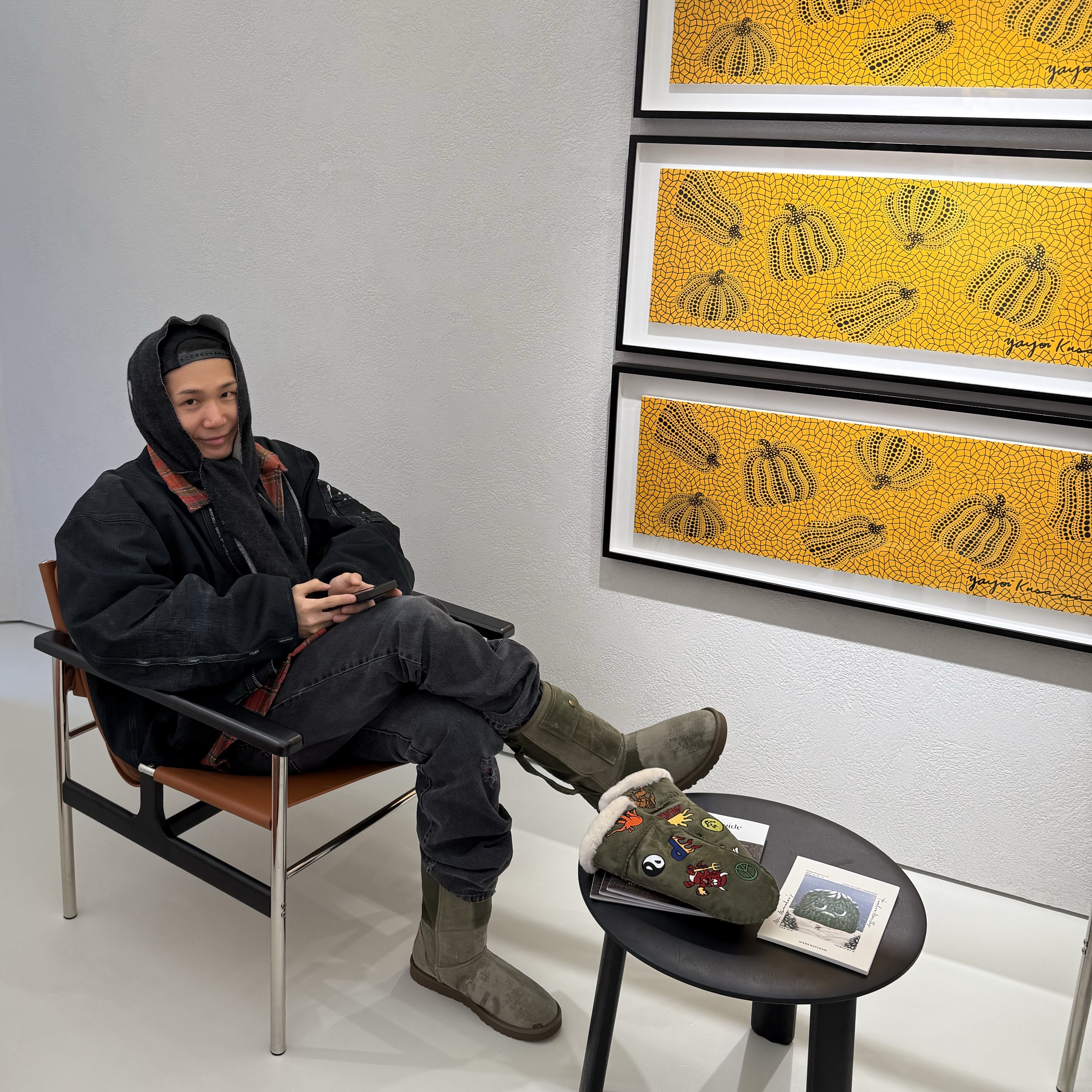 UGG x Palace Sheepskin Mitten Burnt Olive 착용 스타일 - 6