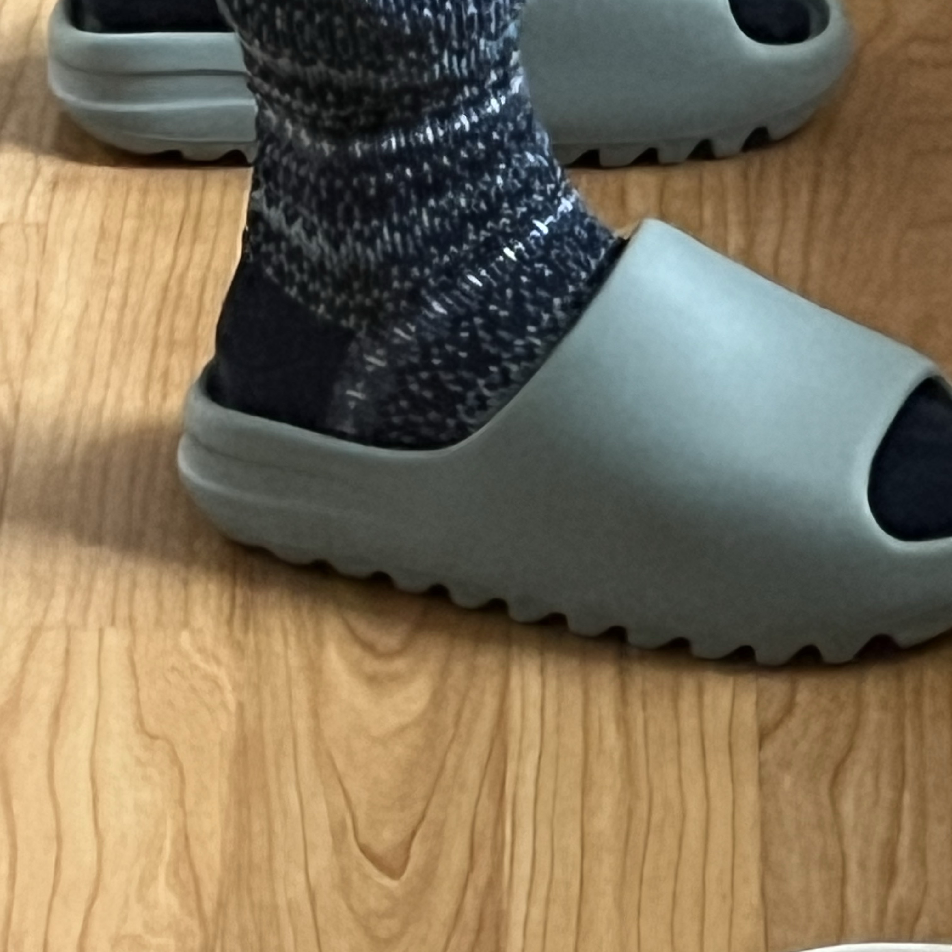 Adidas Yeezy Slide Salt, Adidas Yeezy Slide Dark Onyx 2024 착용 스타일 - 1