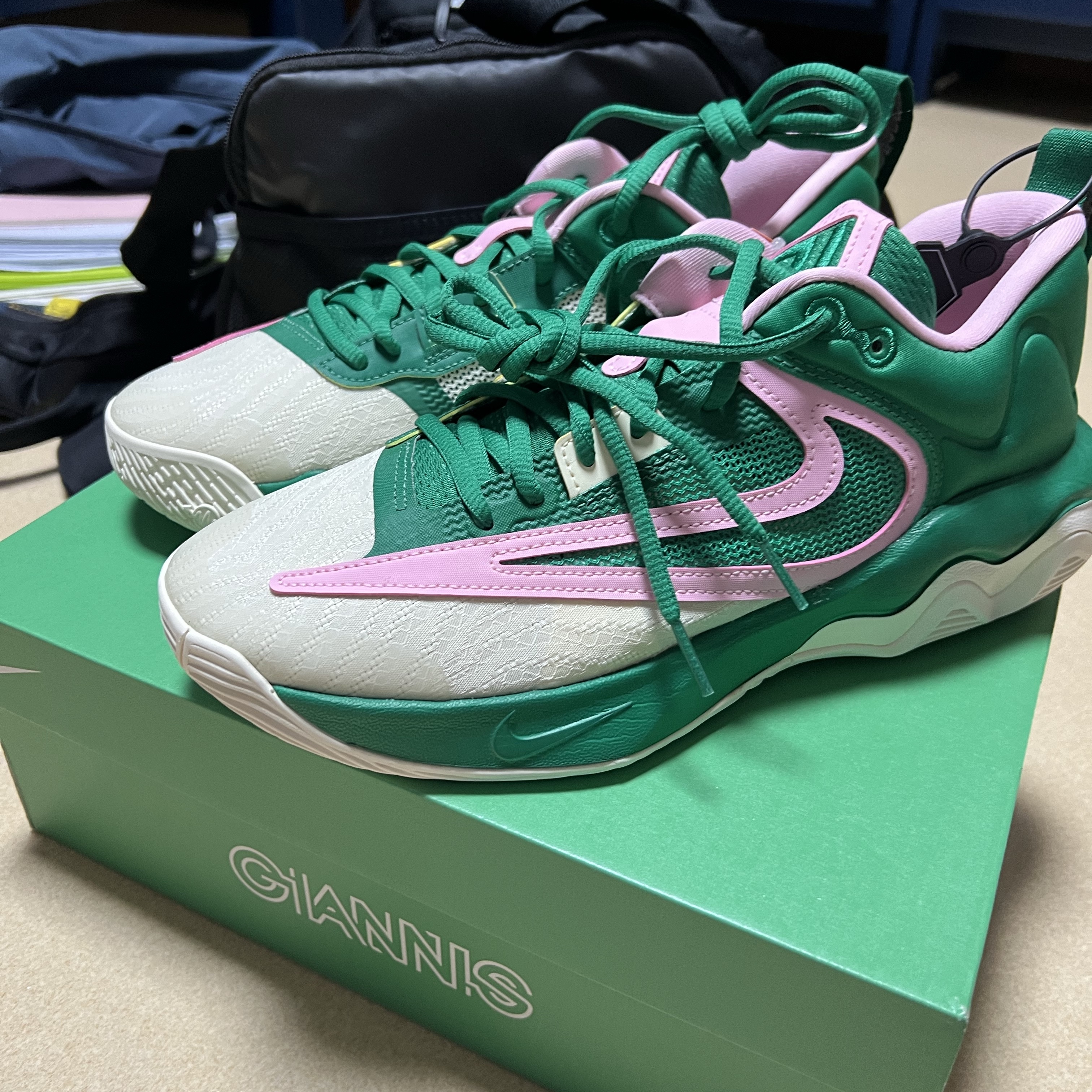 Nike Giannis Immortality 3 EP Malachite Medium Soft Pink 착용 스타일