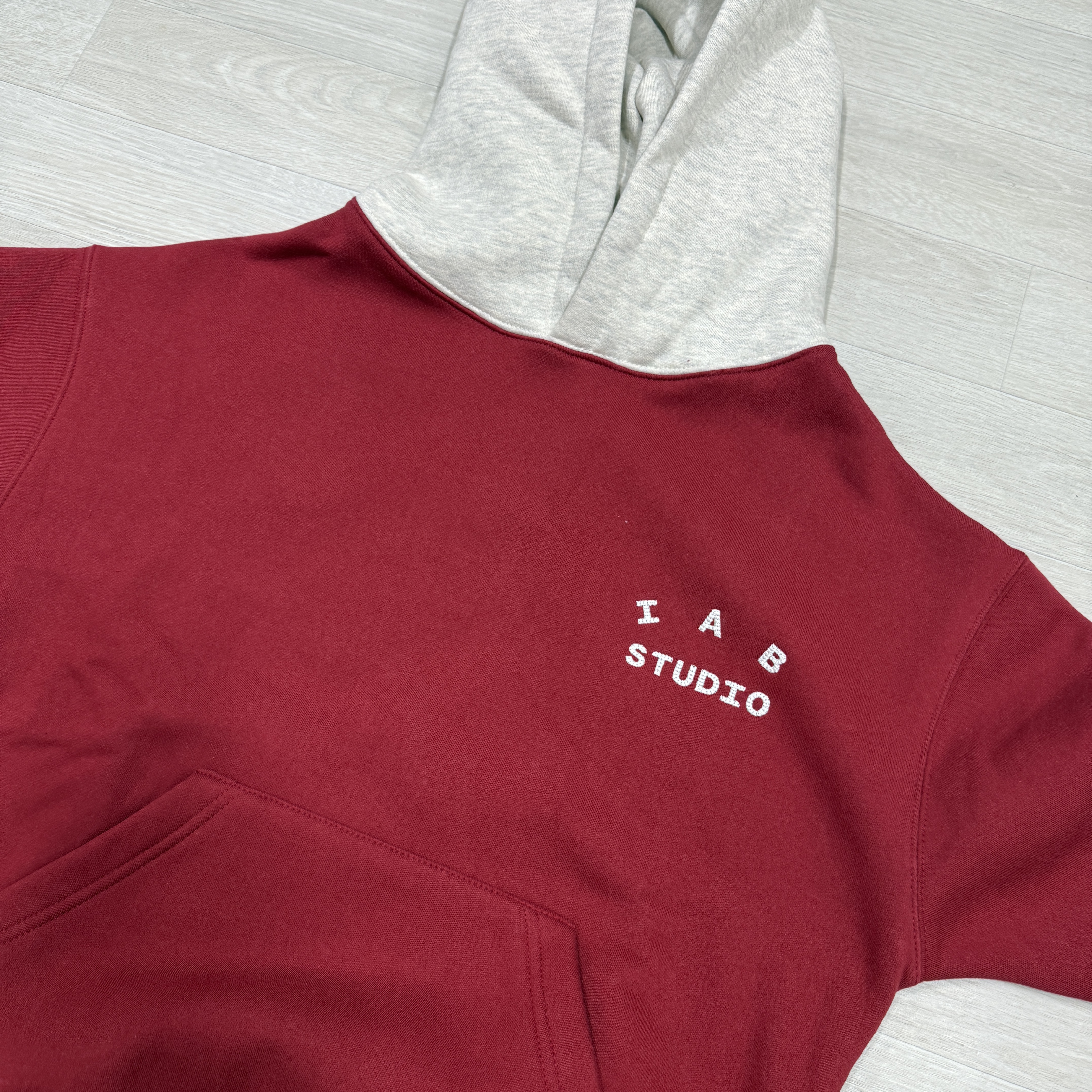 IAB Studio 24 Christmas Hoodie Burgundy Oatmeal 착용 스타일 - 3