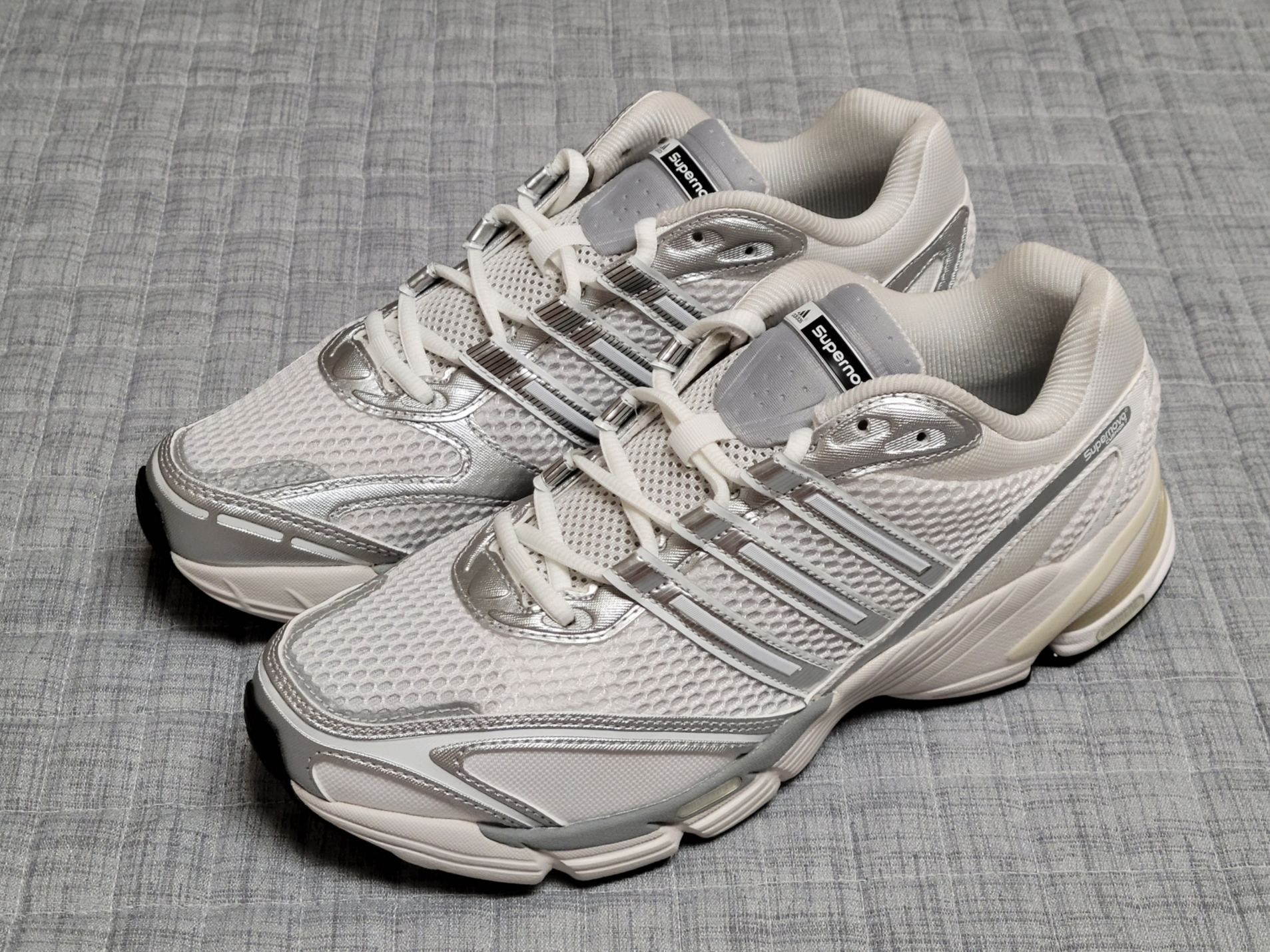 Adidas Supernova Cushion 7 Footwear White Silver Metallic 착용 스타일 - 2