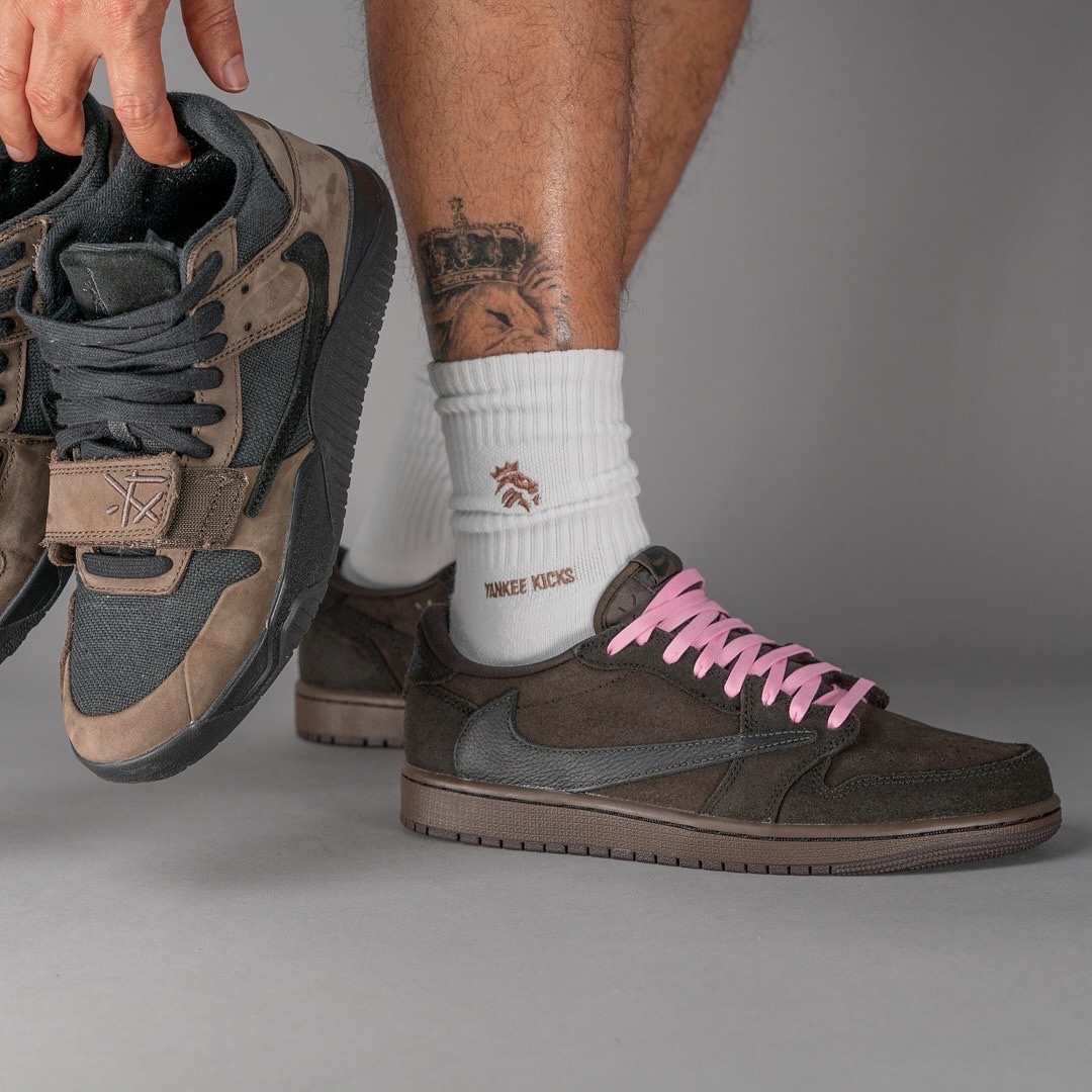 Jordan 1 x Travis Scott Retro Low OG SP Velvet Brown and Dark Mocha 착용 스타일 - 6