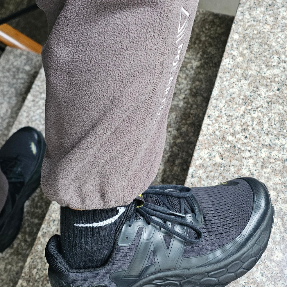 New Balance Fresh Foam X More Trail v3 Black 착용 스타일 - 2