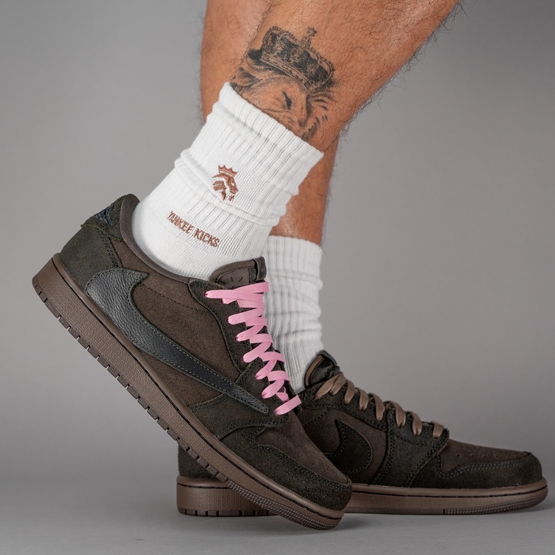 Jordan 1 x Travis Scott Retro Low OG SP Velvet Brown and Dark Mocha 착용 스타일 - 9