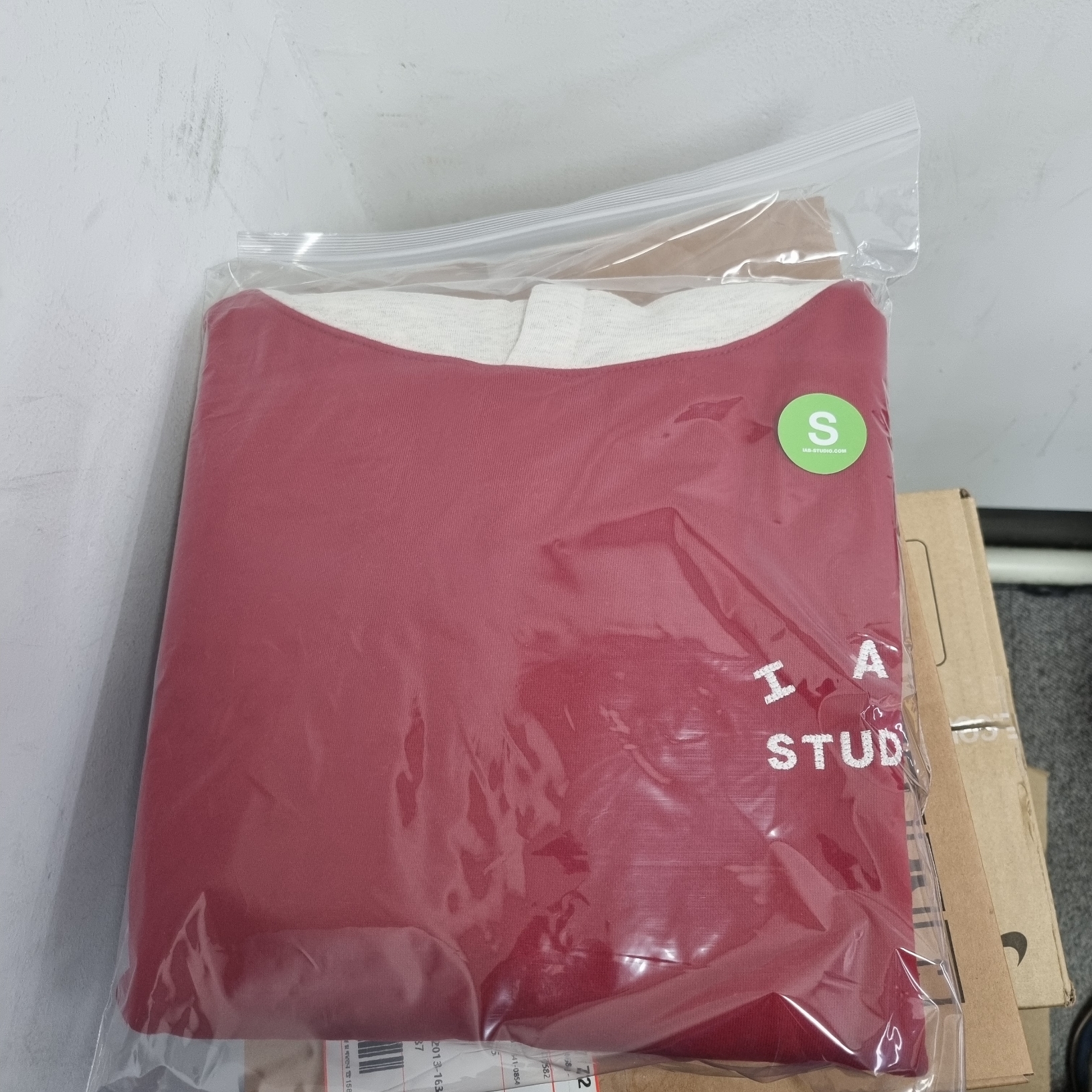 IAB Studio 24 Christmas Hoodie Burgundy Oatmeal 착용 스타일 - 2
