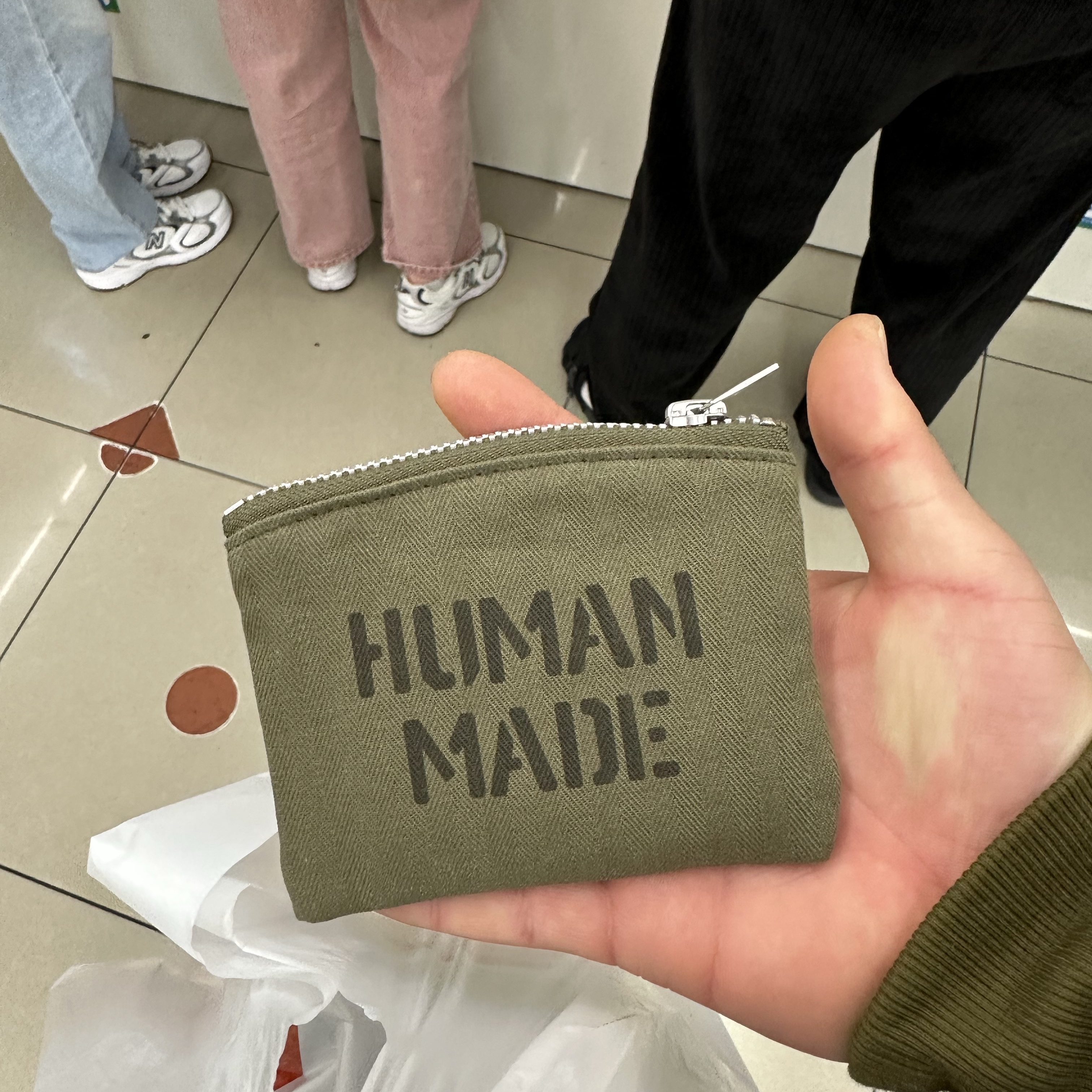 Human Made Card Case Olive Drab 착용 스타일