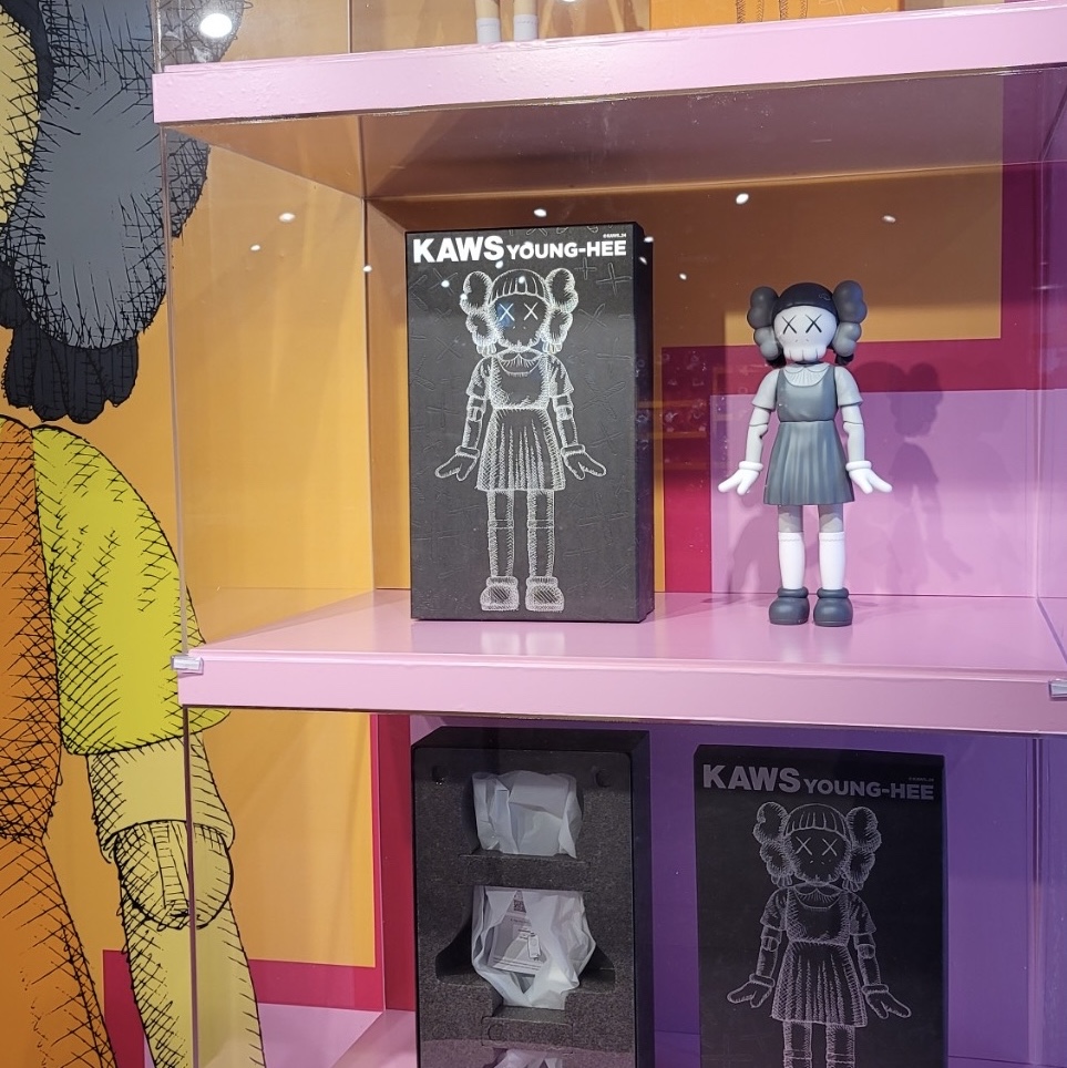 Kaws x Squid Game Young-Hee Vinyl Figure Monotone 착용 스타일