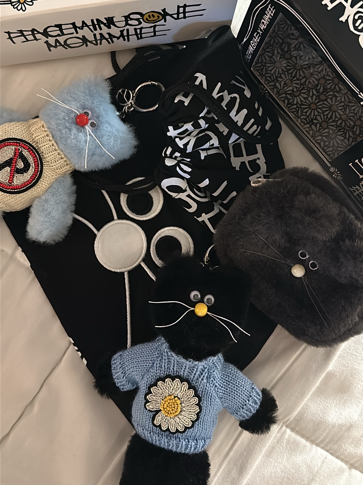 Monamhee x Peaceminusone Daihee Plush Keyring, Monamhee x Peaceminusone Syhee Plush Keyring 착용 스타일 - 1