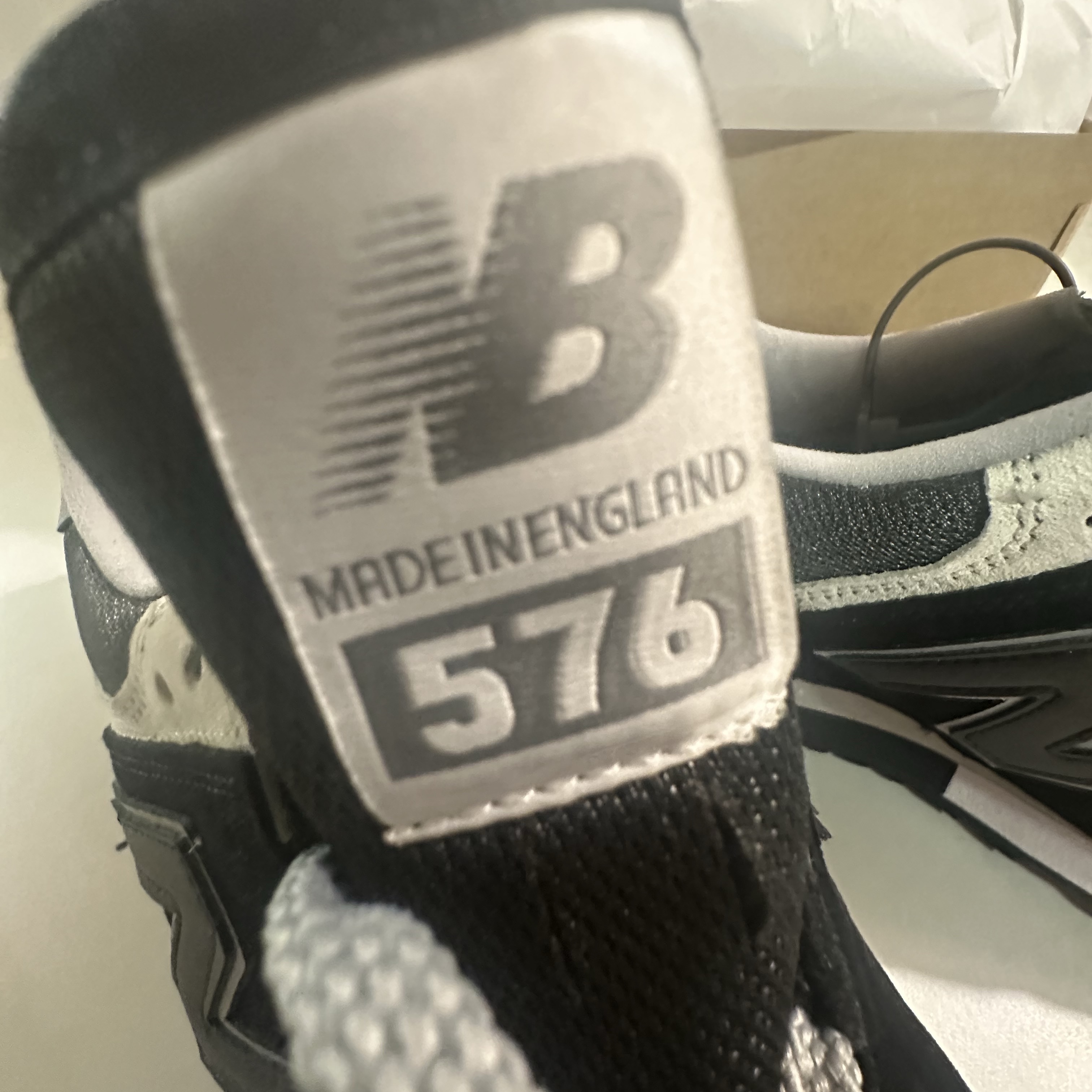 New Balance 576 Made in UK Black Noir 착용 스타일 - 3
