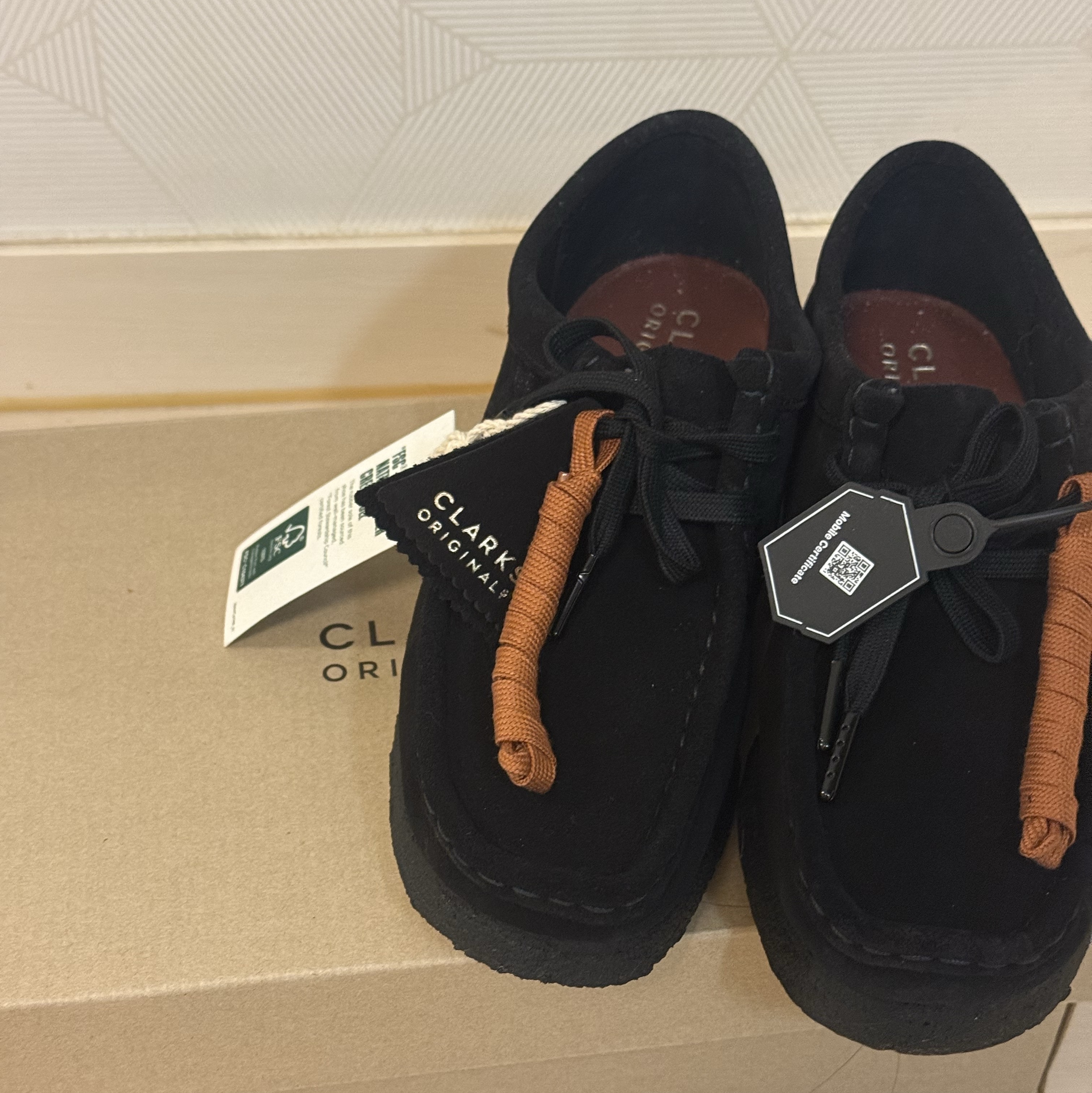 (W) Clarks Wallabee Black Suede 착용 스타일 - 1