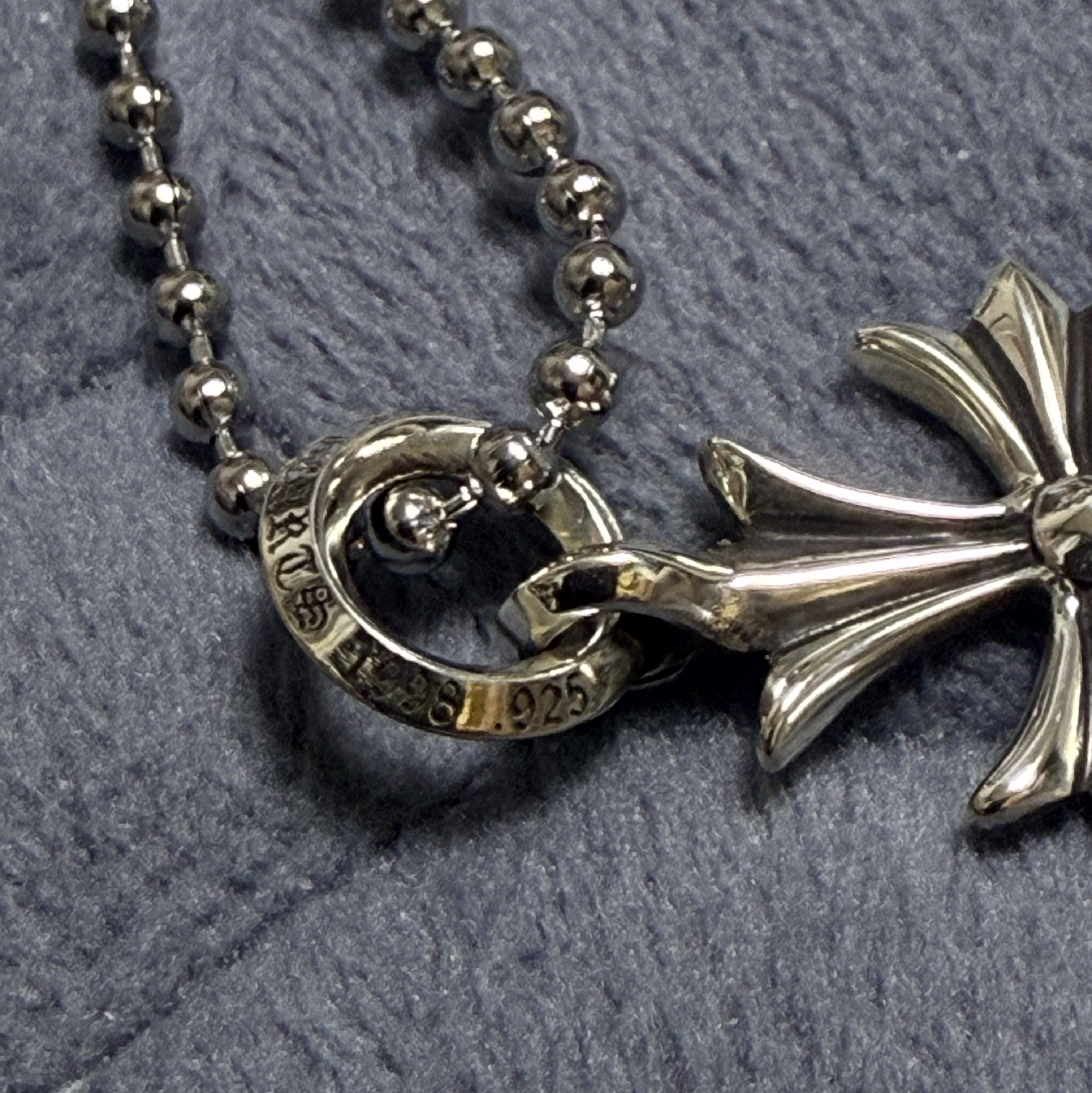 Hansroom Chrome Hearts Tiny Cross Charm 1P Dia 착용 스타일 - 2
