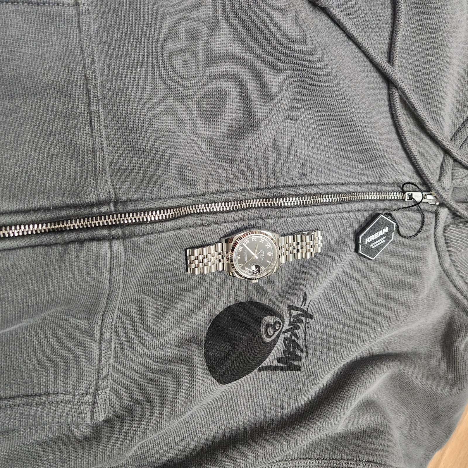 Stussy 8 Ball Pigment Dyed Zip Hoodie Black, Rolex Datejust 36mm 126234 Bright Black Jubilee 착용 스타일