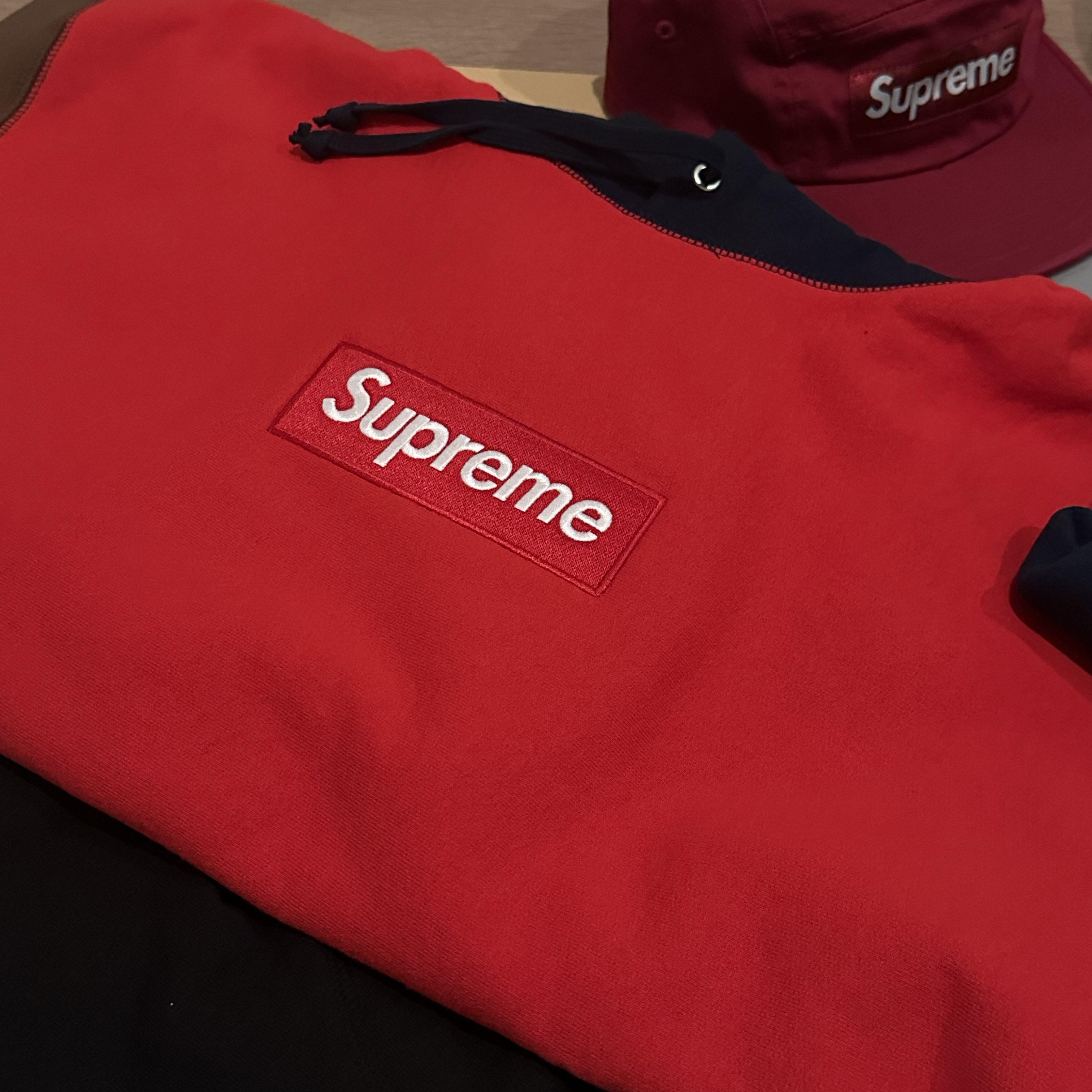 Supreme Box Logo Hooded Sweatshirt Navy - 24FW, Supreme Box Logo Hooded Sweatshirt Black - 24FW 착용 스타일 - 6