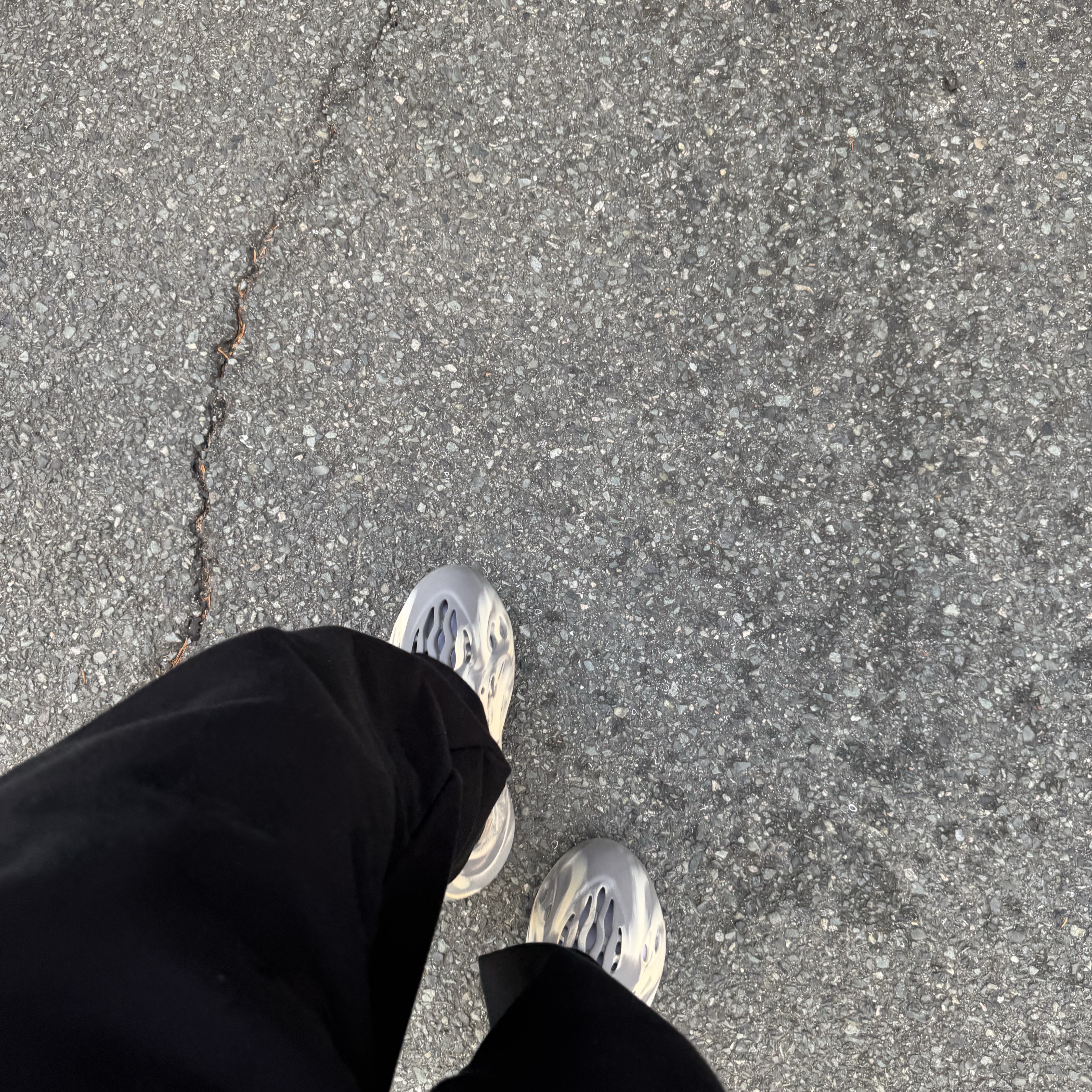 Adidas Yeezy Foam RNNR MXT Moon Gray 착용 스타일