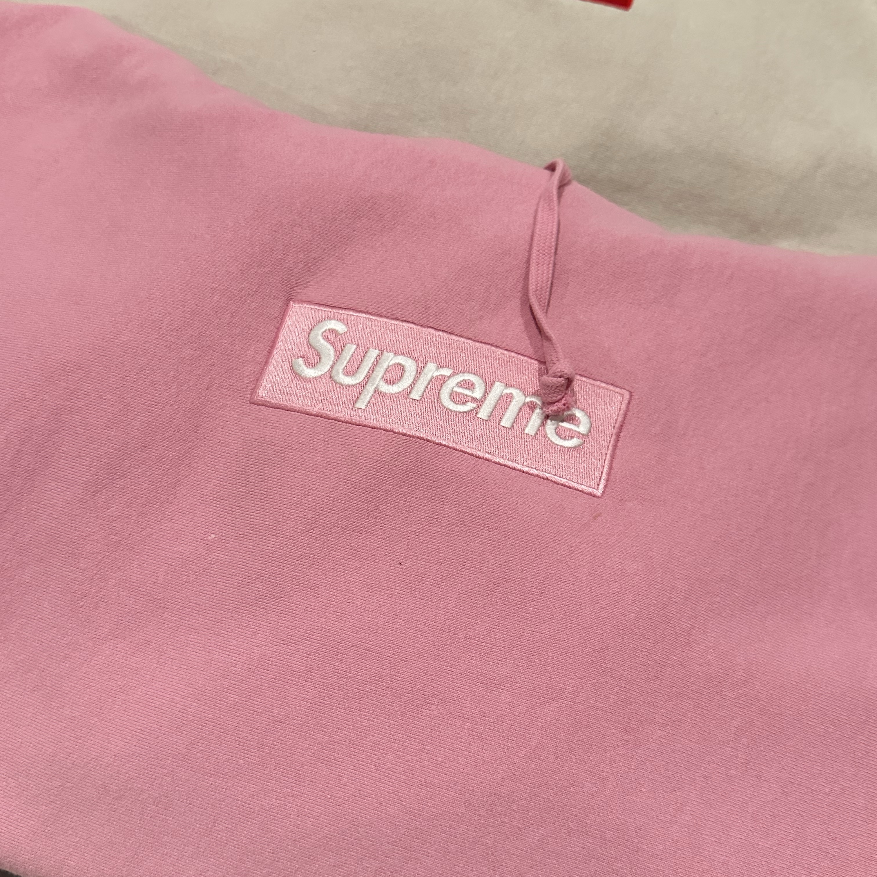 Supreme Box Logo Hooded Sweatshirt Navy - 24FW, Supreme Box Logo Hooded Sweatshirt Black - 24FW 착용 스타일 - 2