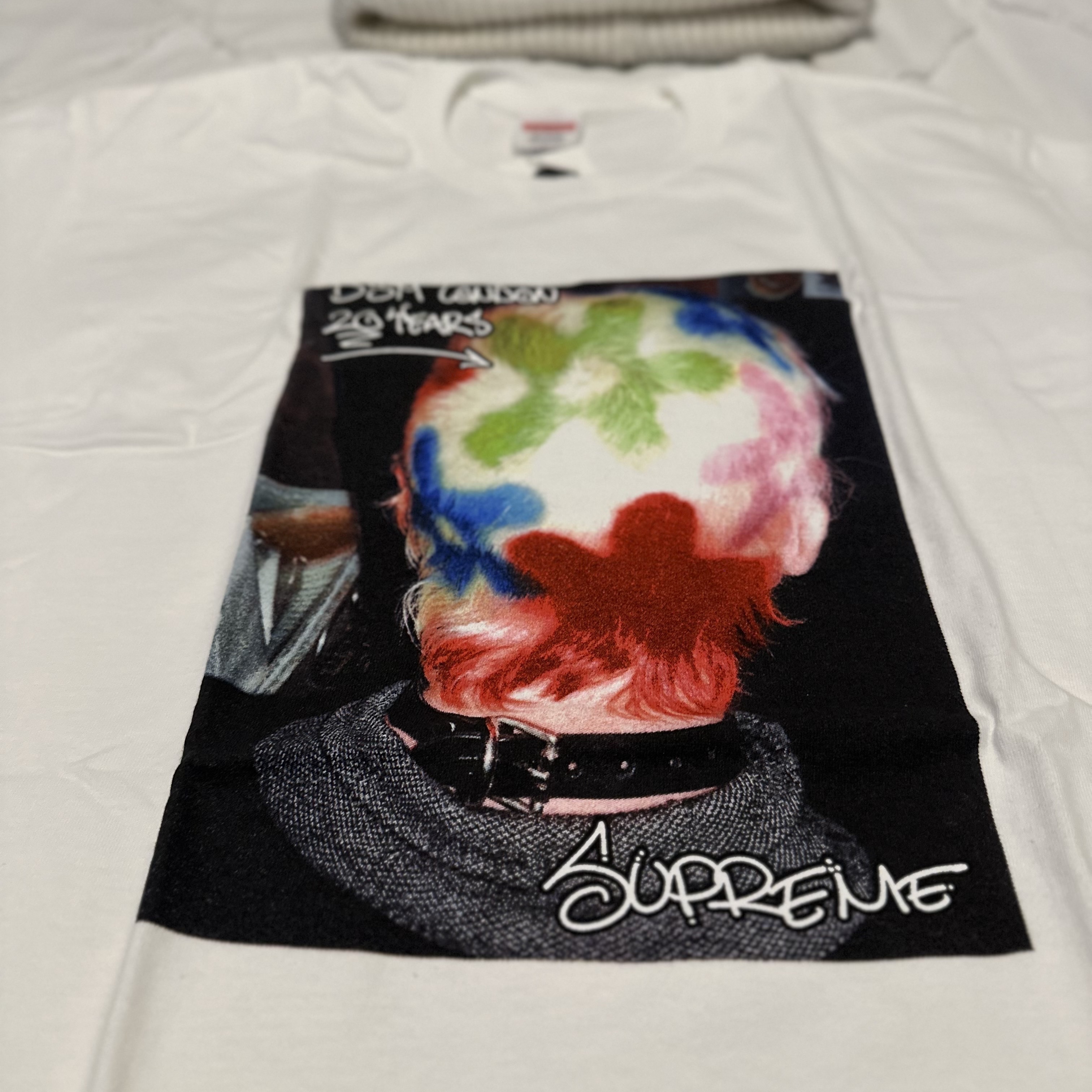 Supreme x DSML 20th Anniversary T-Shirt White, Chrome Hearts Horseshoe Floral Fleece Zip-Up Hoodie Black 착용 스타일 - 3
