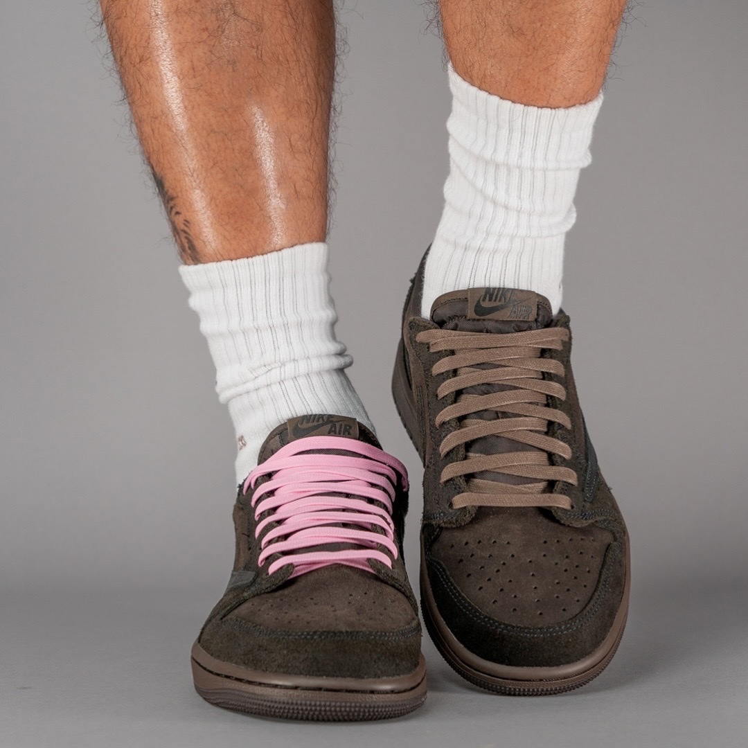 Jordan 1 x Travis Scott Retro Low OG SP Velvet Brown and Dark Mocha 착용 스타일 - 2