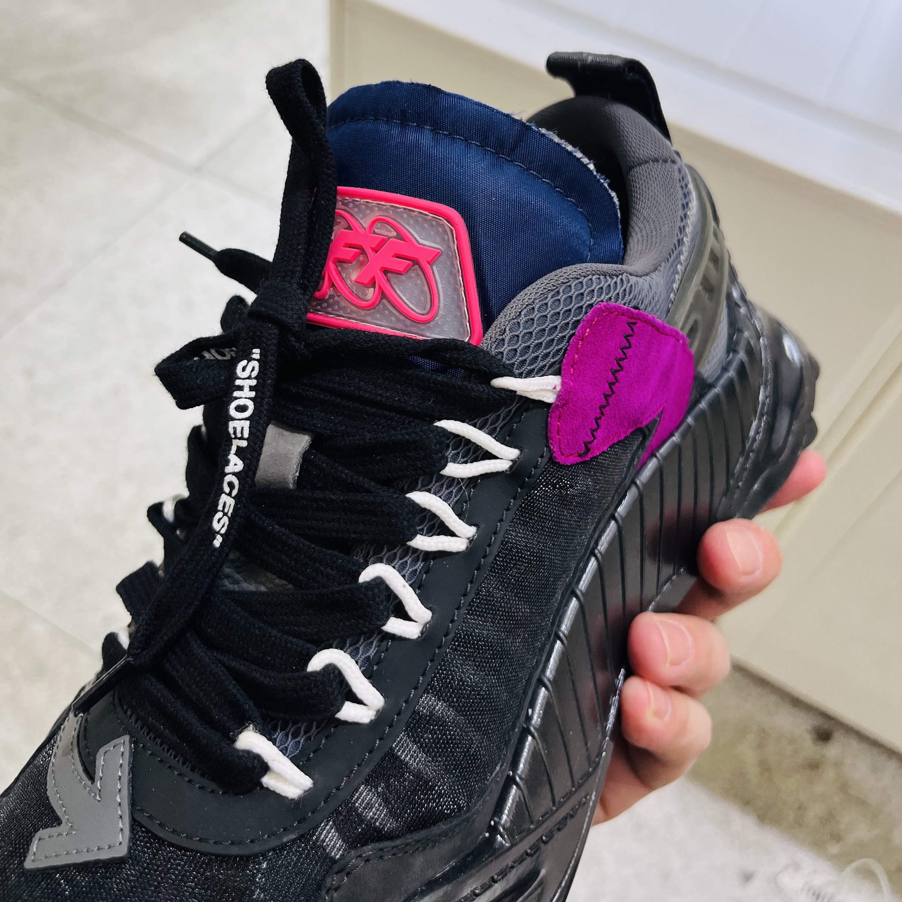 Off-White Odsy-1000 Black 착용 스타일 - 1