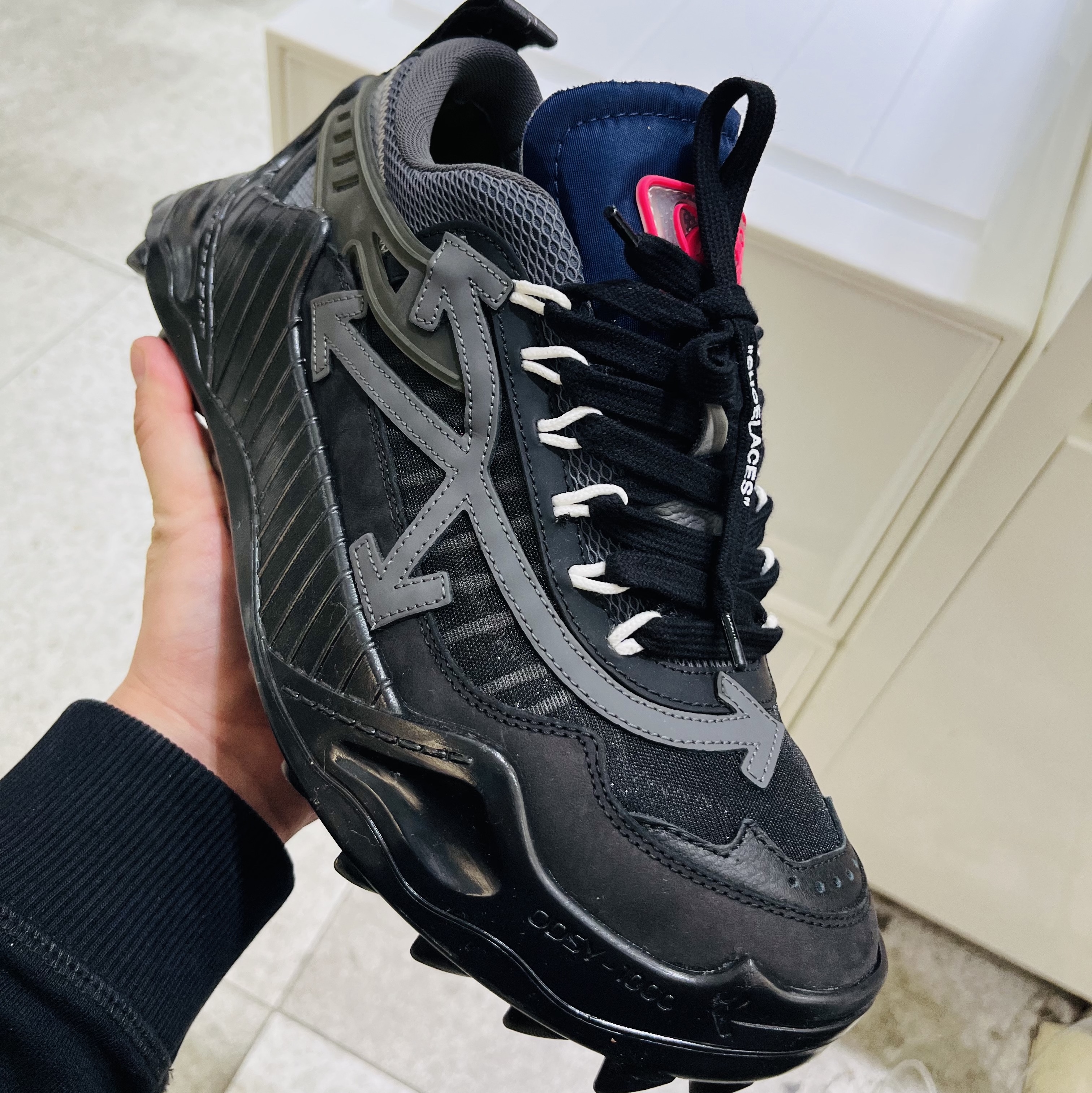 Off-White Odsy-1000 Black 착용 스타일 - 2