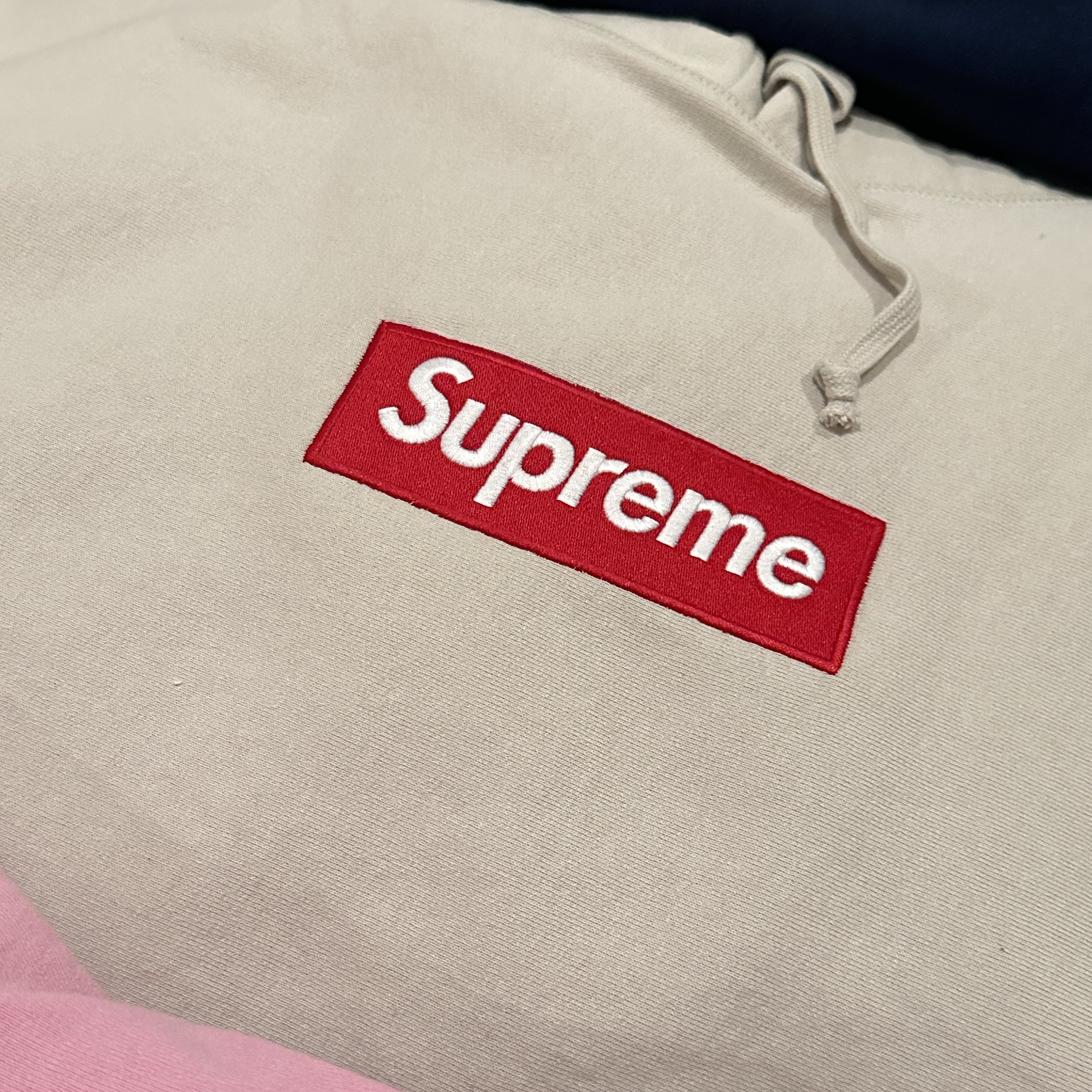 Supreme Box Logo Hooded Sweatshirt Navy - 24FW, Supreme Box Logo Hooded Sweatshirt Black - 24FW 착용 스타일 - 3