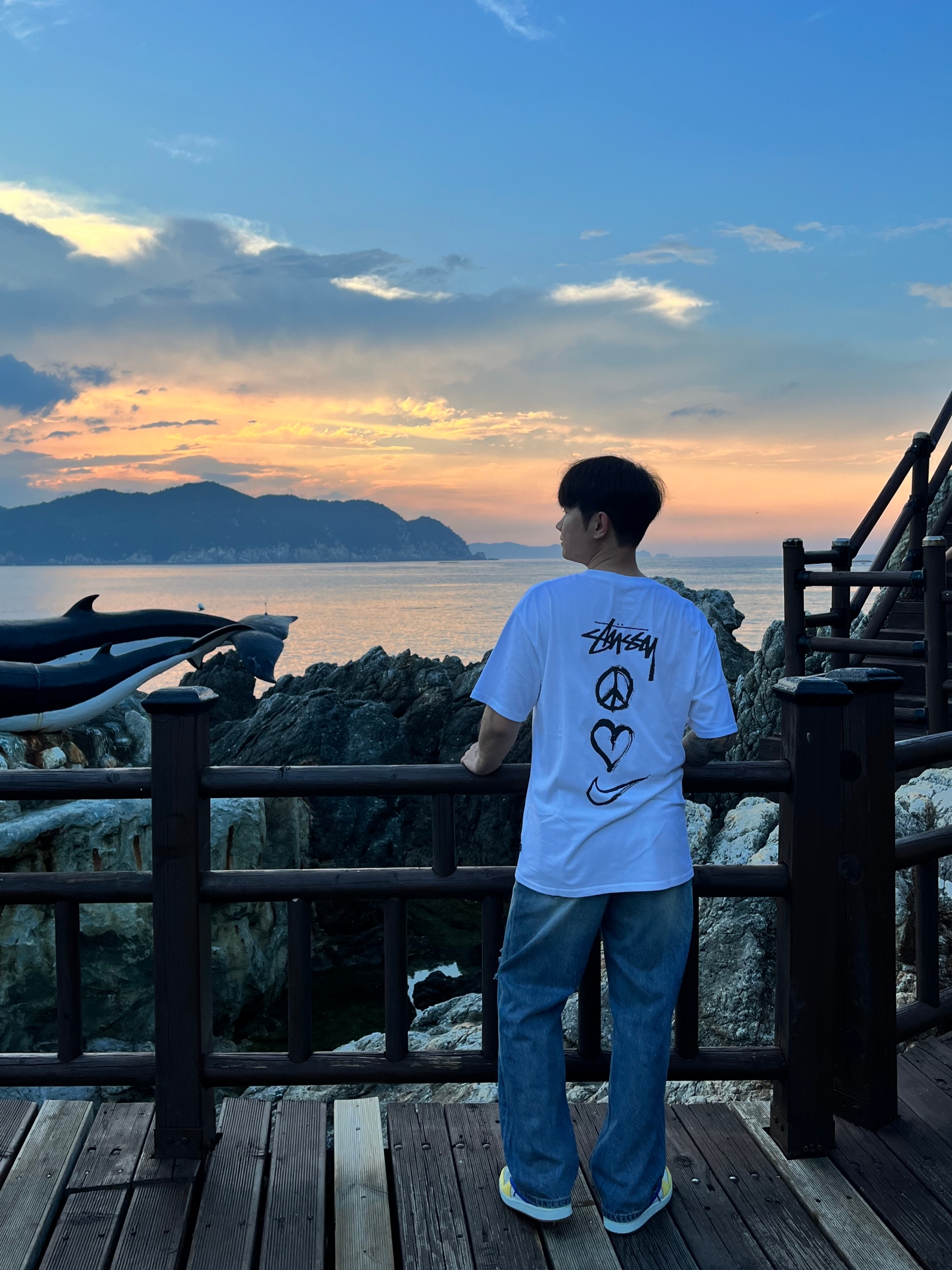 Nike x Stussy NRG RA T-Shirt Summit White (DM4942-121), (W) Jordan 1 x Travis Scott Retro Low OG SP Canary 착용 스타일 - 3