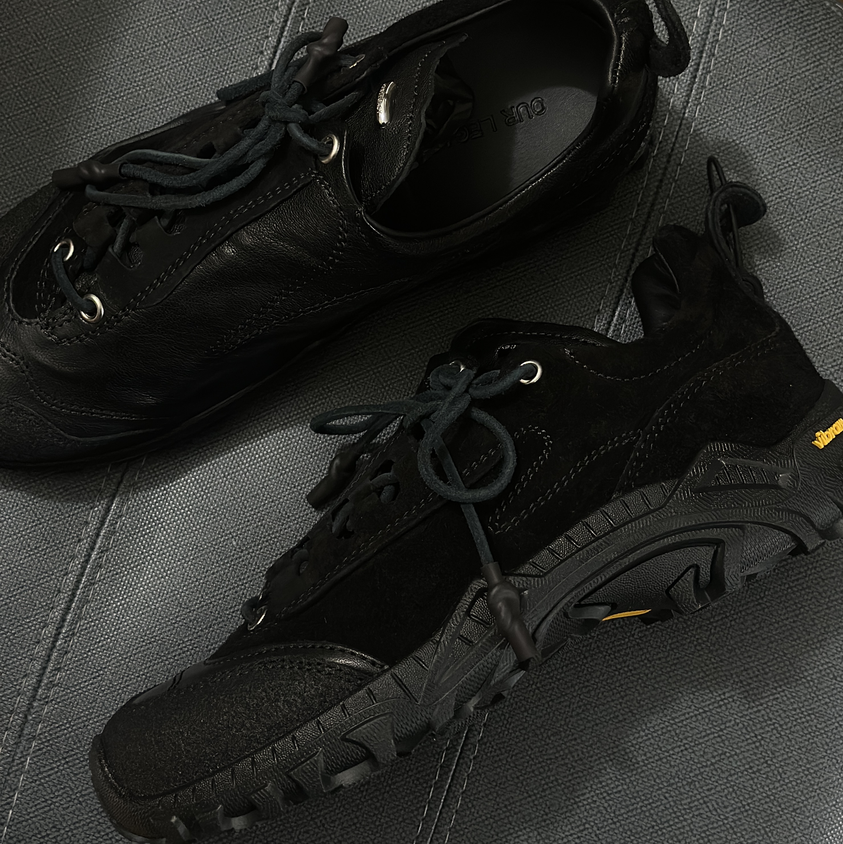 Our Legacy Gabe Stealth Black Leather 착용 스타일 - 1