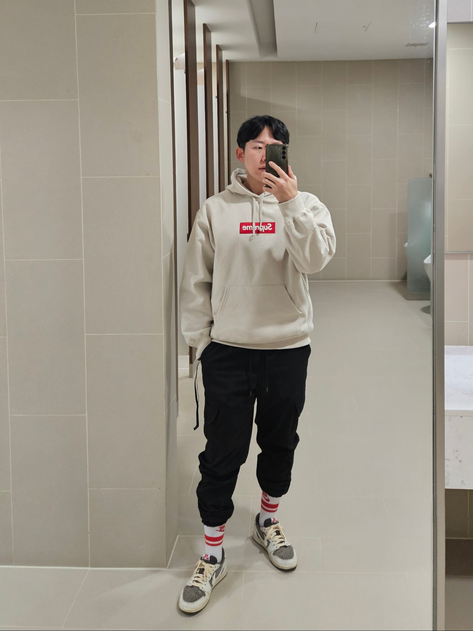 Jordan 1 x Travis Scott Retro Low OG SP Sail and Ridgerock, Supreme Box Logo Hooded Sweatshirt Stone - 24FW 착용 스타일