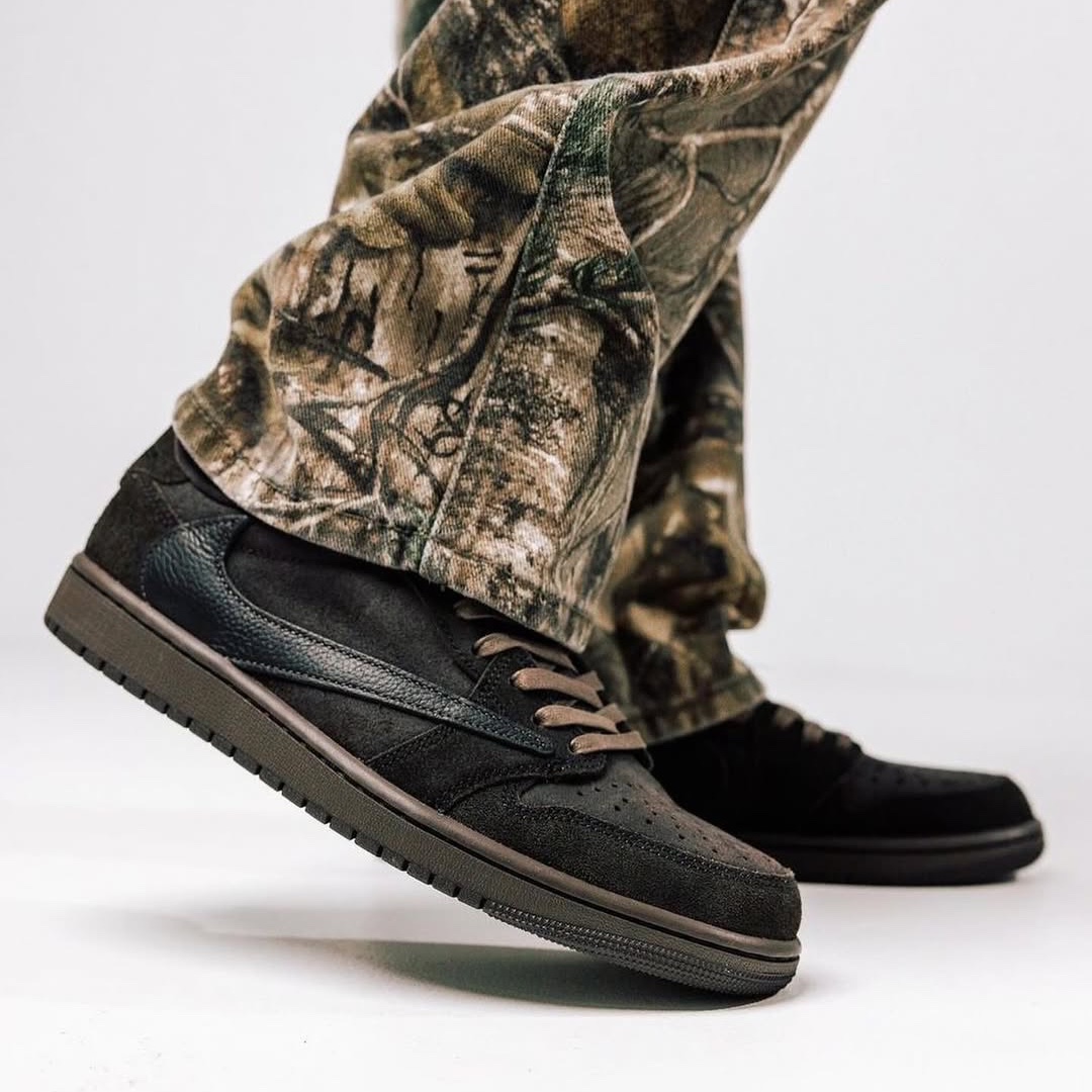 Jordan 1 x Travis Scott Retro Low OG SP Velvet Brown and Dark Mocha 착용 스타일 - 2