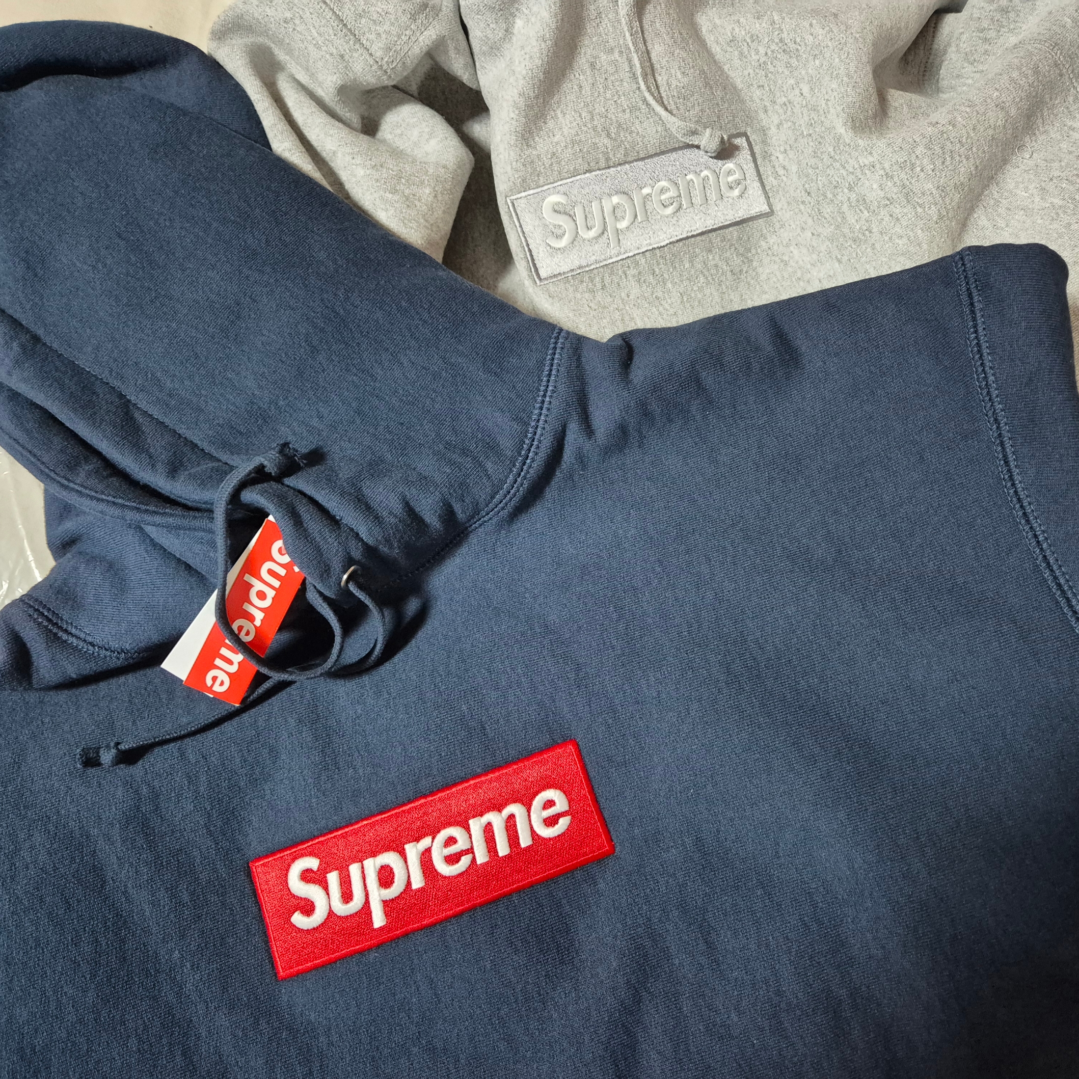Supreme Box Logo Hooded Sweatshirt Navy - 24FW, Supreme Box Logo Hooded Sweatshirt Heather Grey - 24FW 착용 스타일 - 1