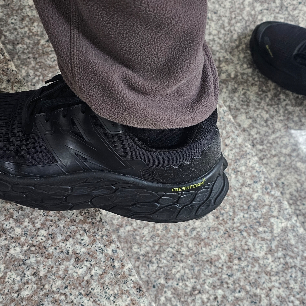 New Balance Fresh Foam X More Trail v3 Black 착용 스타일 - 1