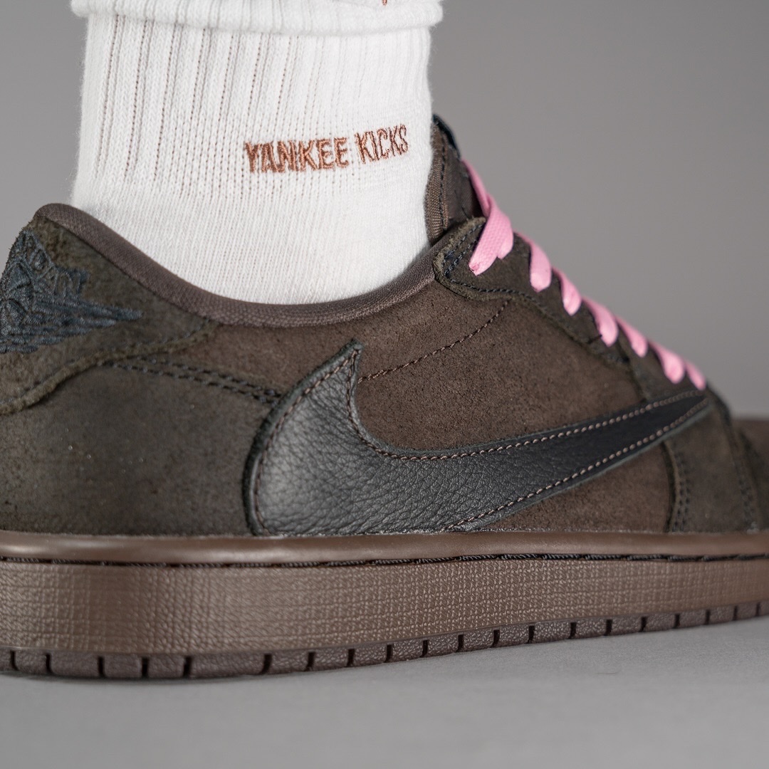 Jordan 1 x Travis Scott Retro Low OG SP Velvet Brown and Dark Mocha 착용 스타일 - 8